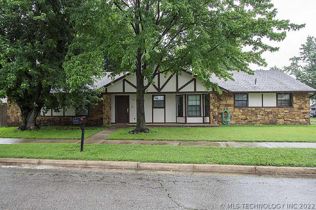 3201 S Ash Court Property Photo 1