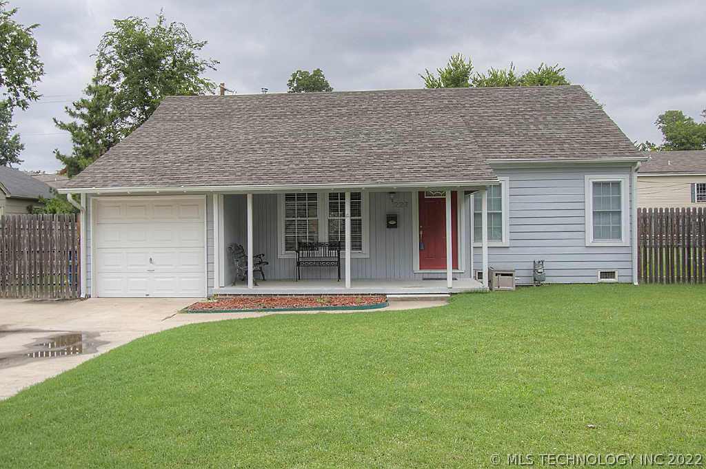 227 E 33rd Place Property Photo 1