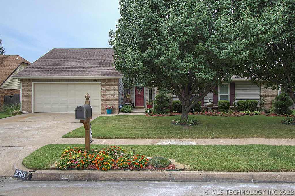 2310 S Beech Court Property Photo 1