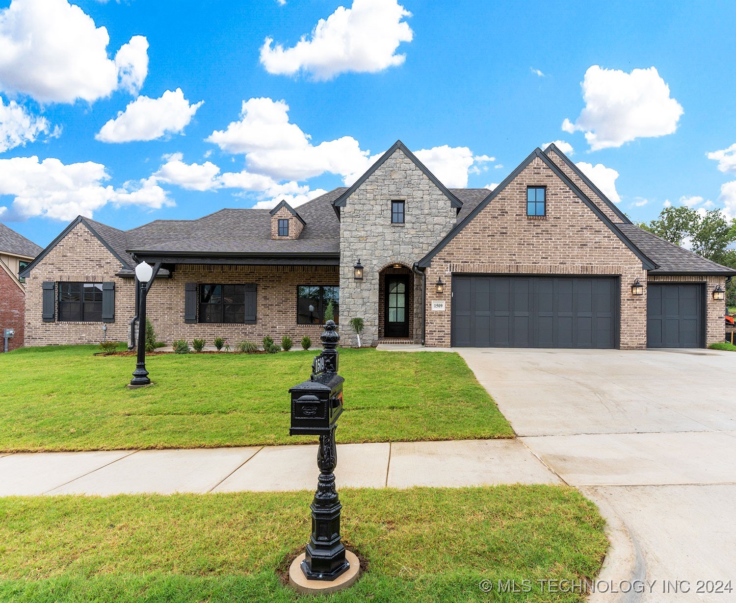 1509 Pinecrest Drive Property Photo 1