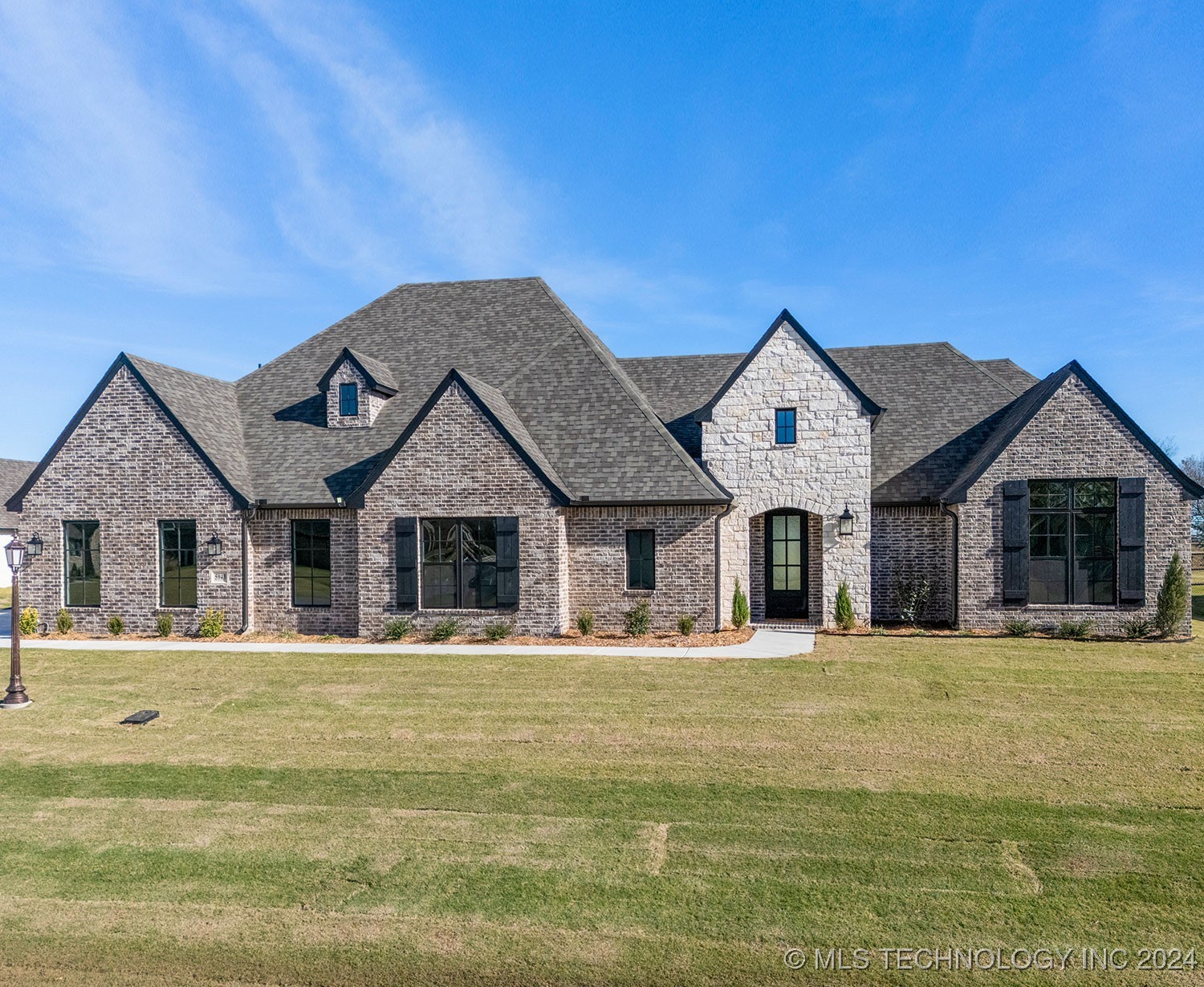 5943 N Meadows Ridge Road Property Photo 1