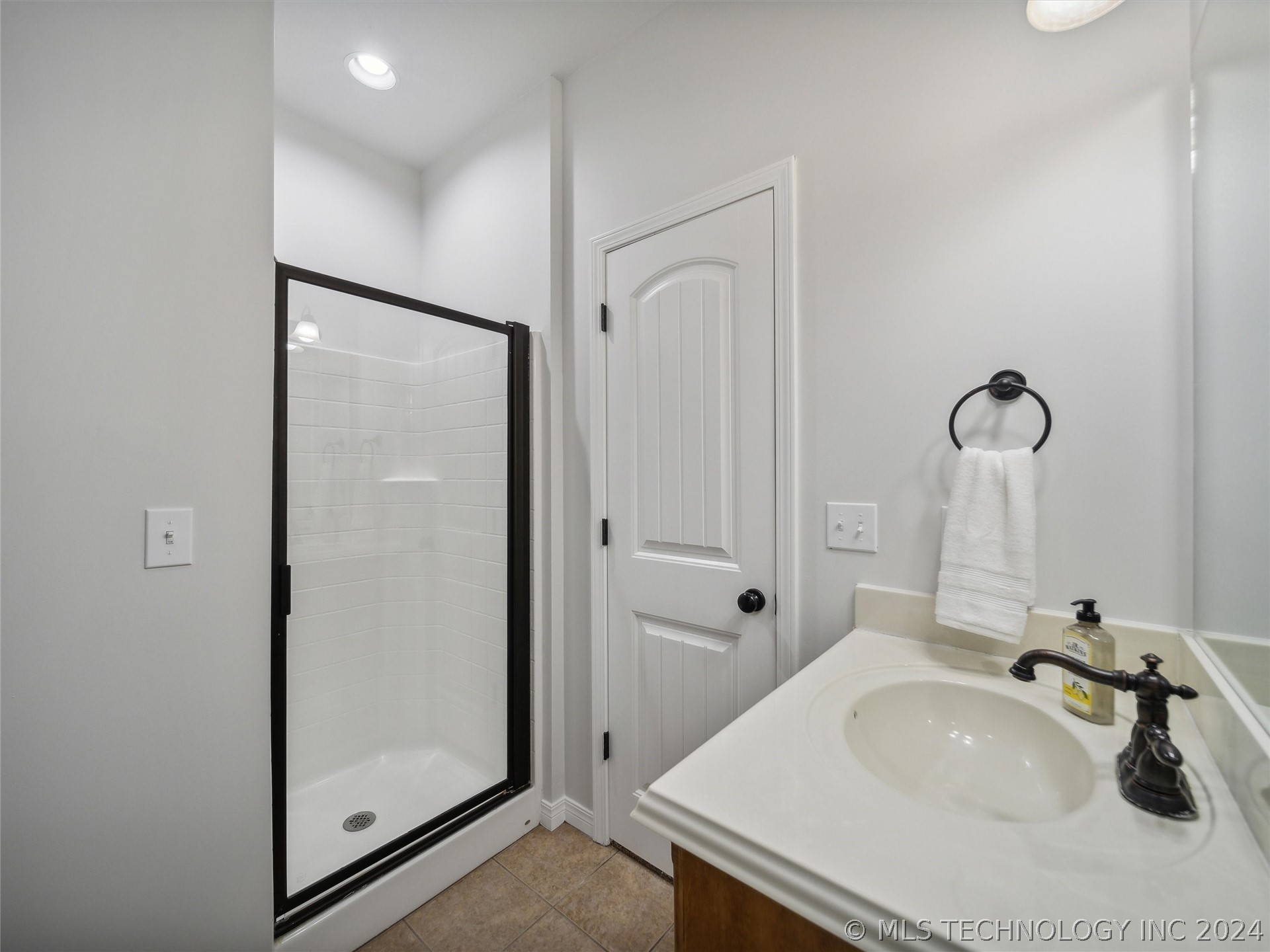 16405 E 50th Street Property Photo 6