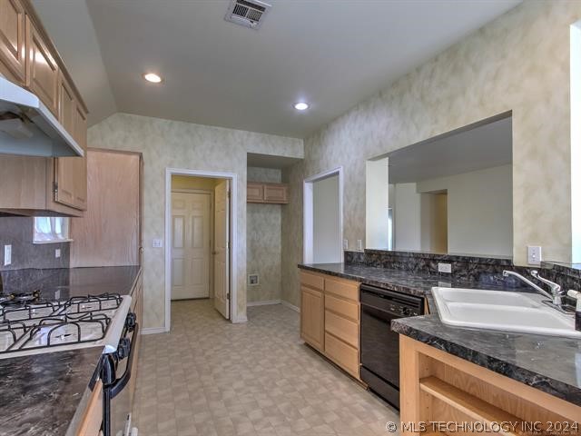 1524 S Narcissus Place Property Photo 9