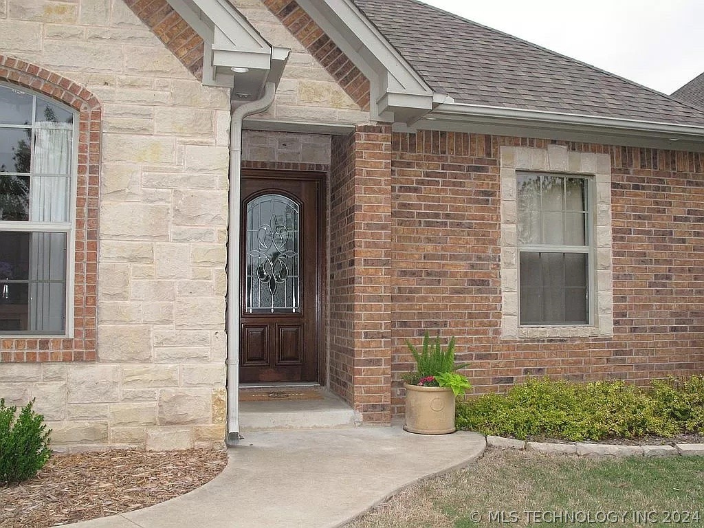 831 Sunset Court Property Photo 2