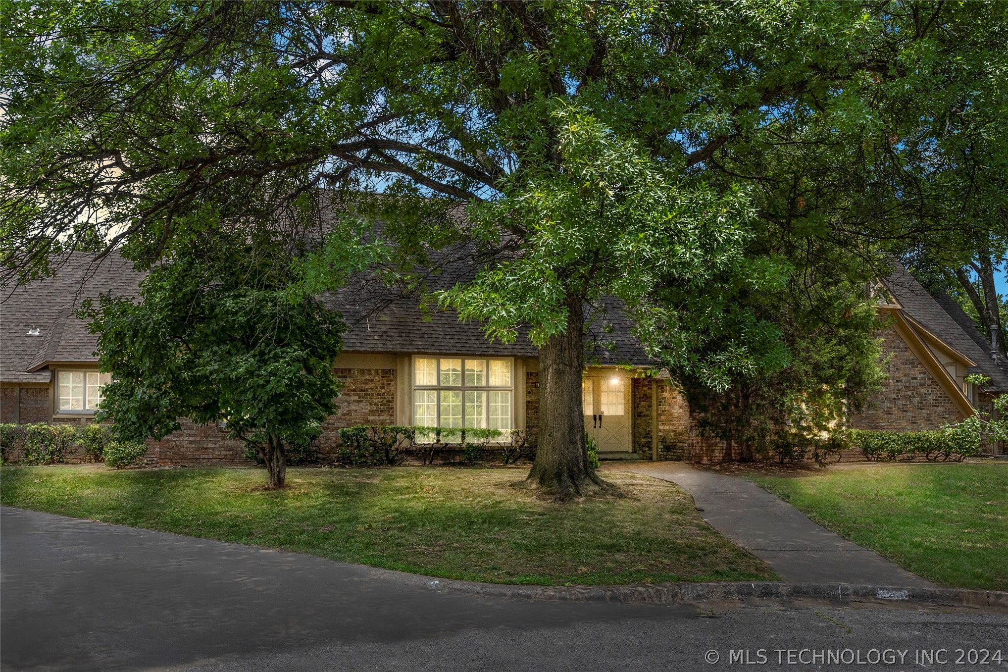 4717 S Atlanta Place Property Photo 2