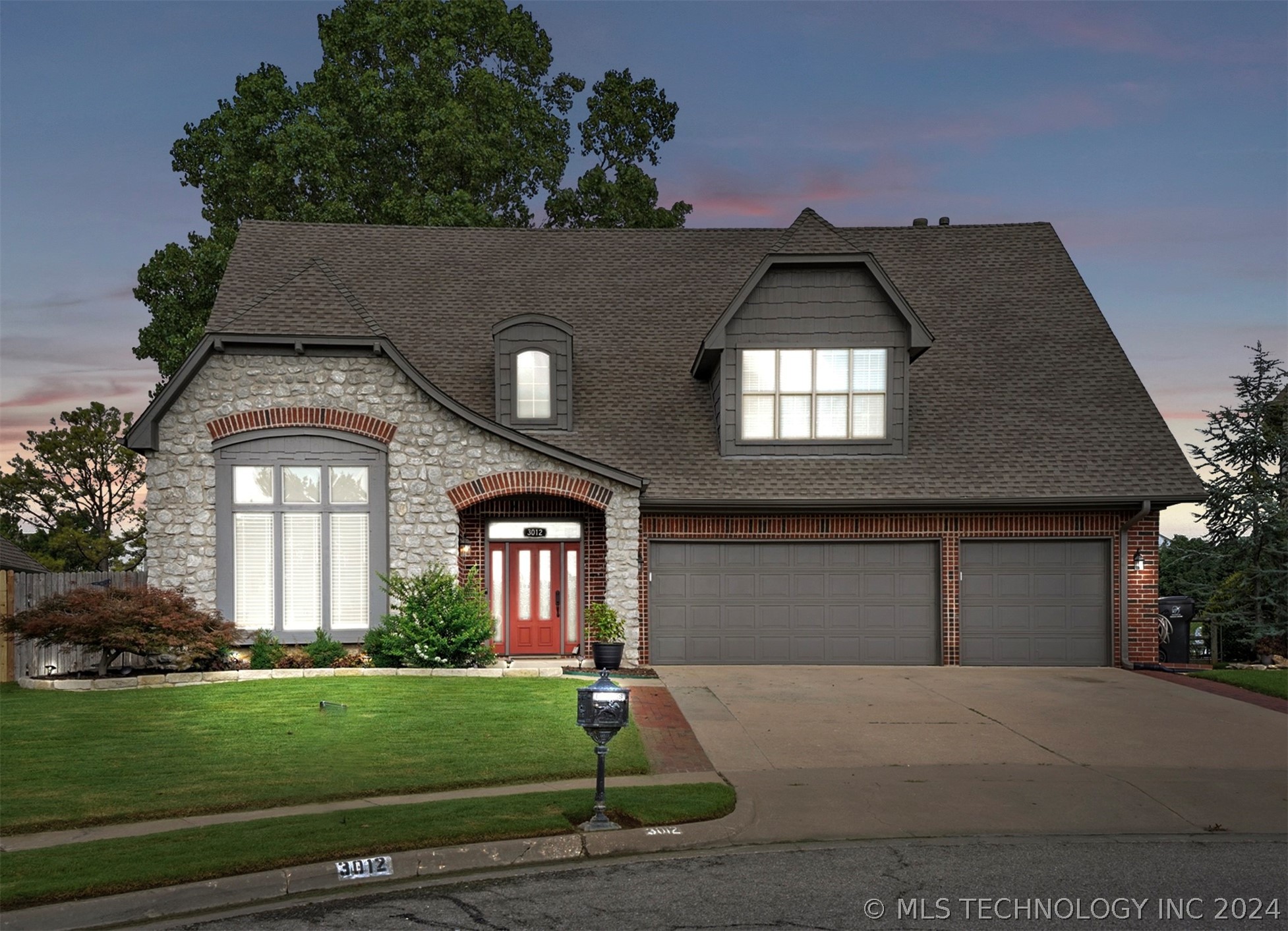3012 N Oak Avenue Property Photo 1