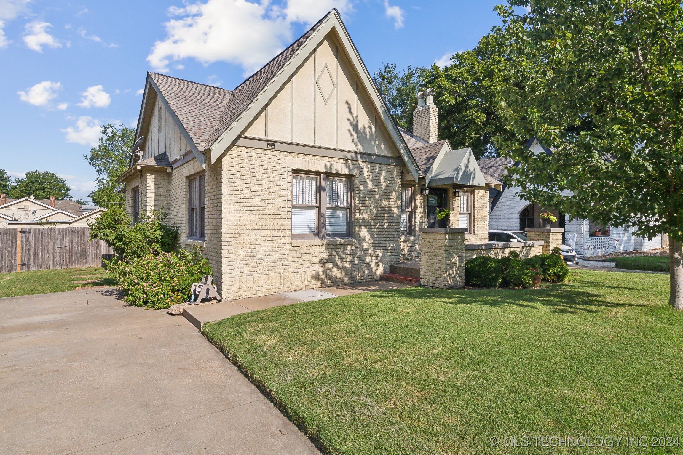 1232 S Atlanta Place Property Photo 1