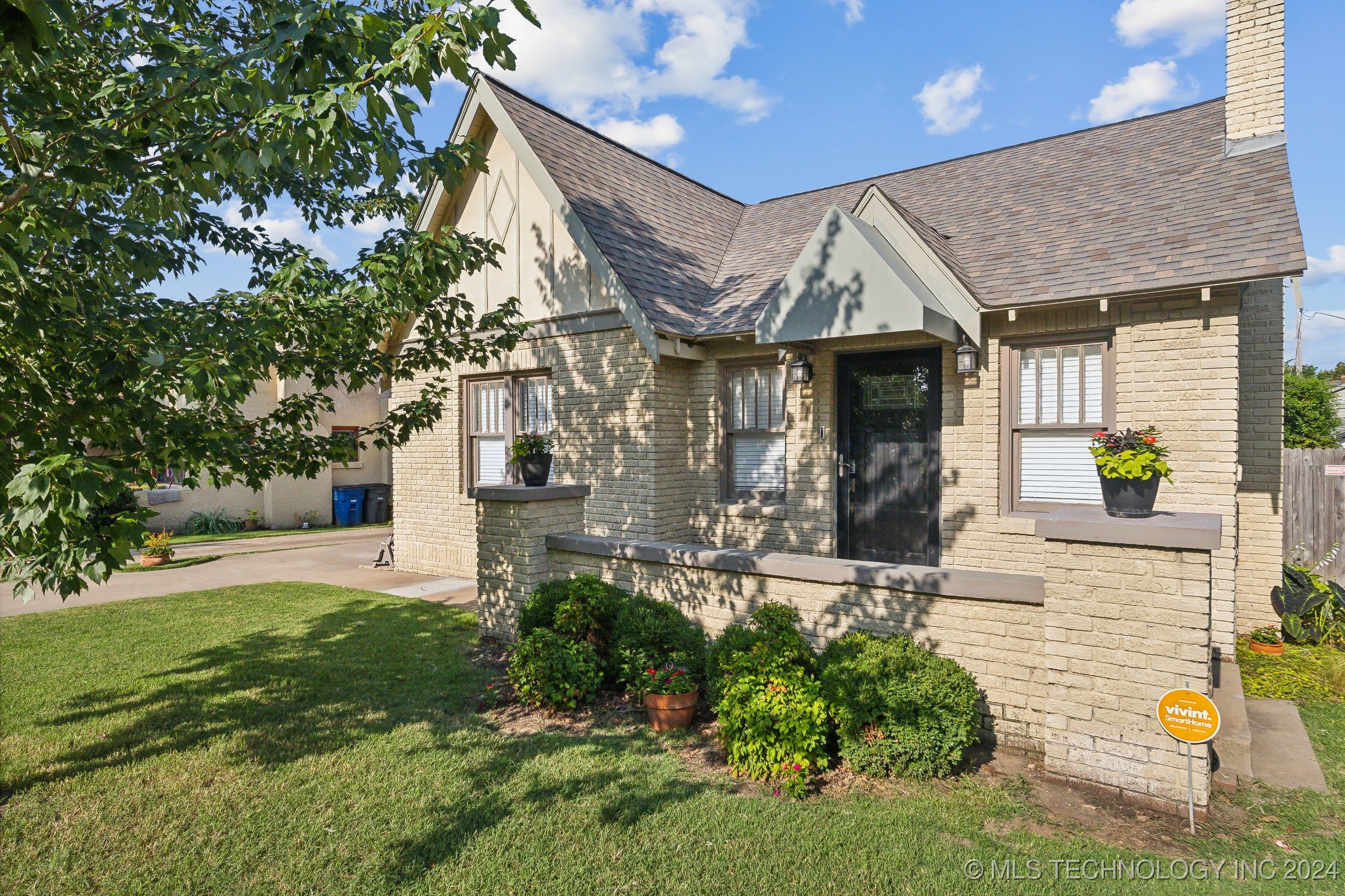 1232 S Atlanta Place Property Photo 2