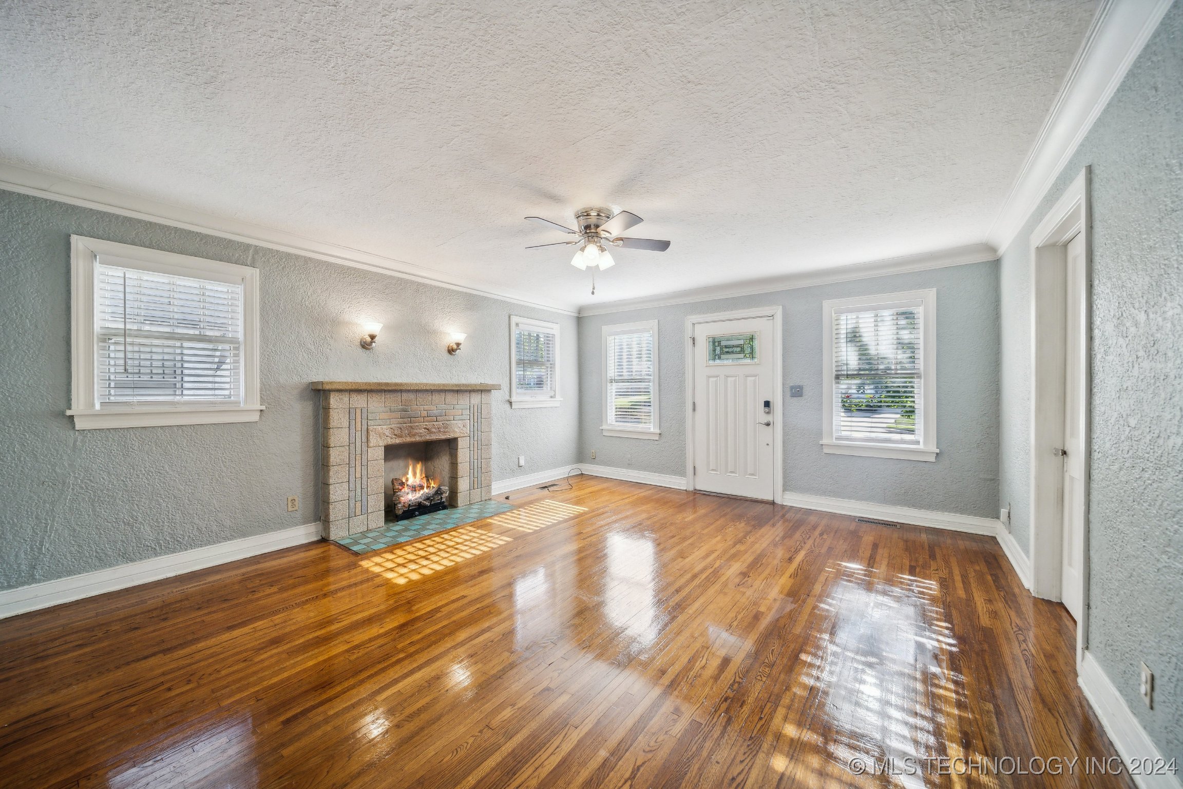 1232 S Atlanta Place Property Photo 6