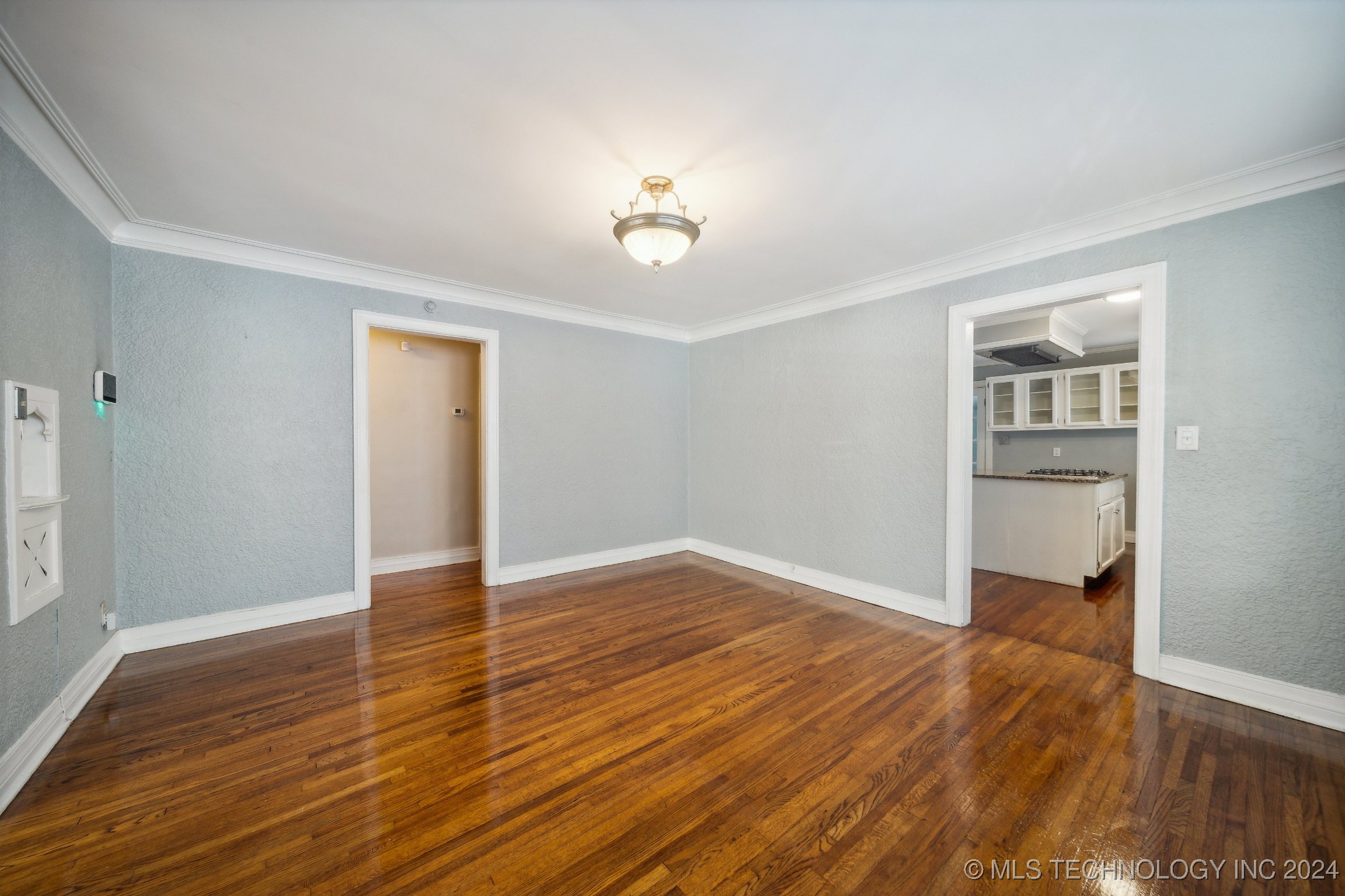 1232 S Atlanta Place Property Photo 8