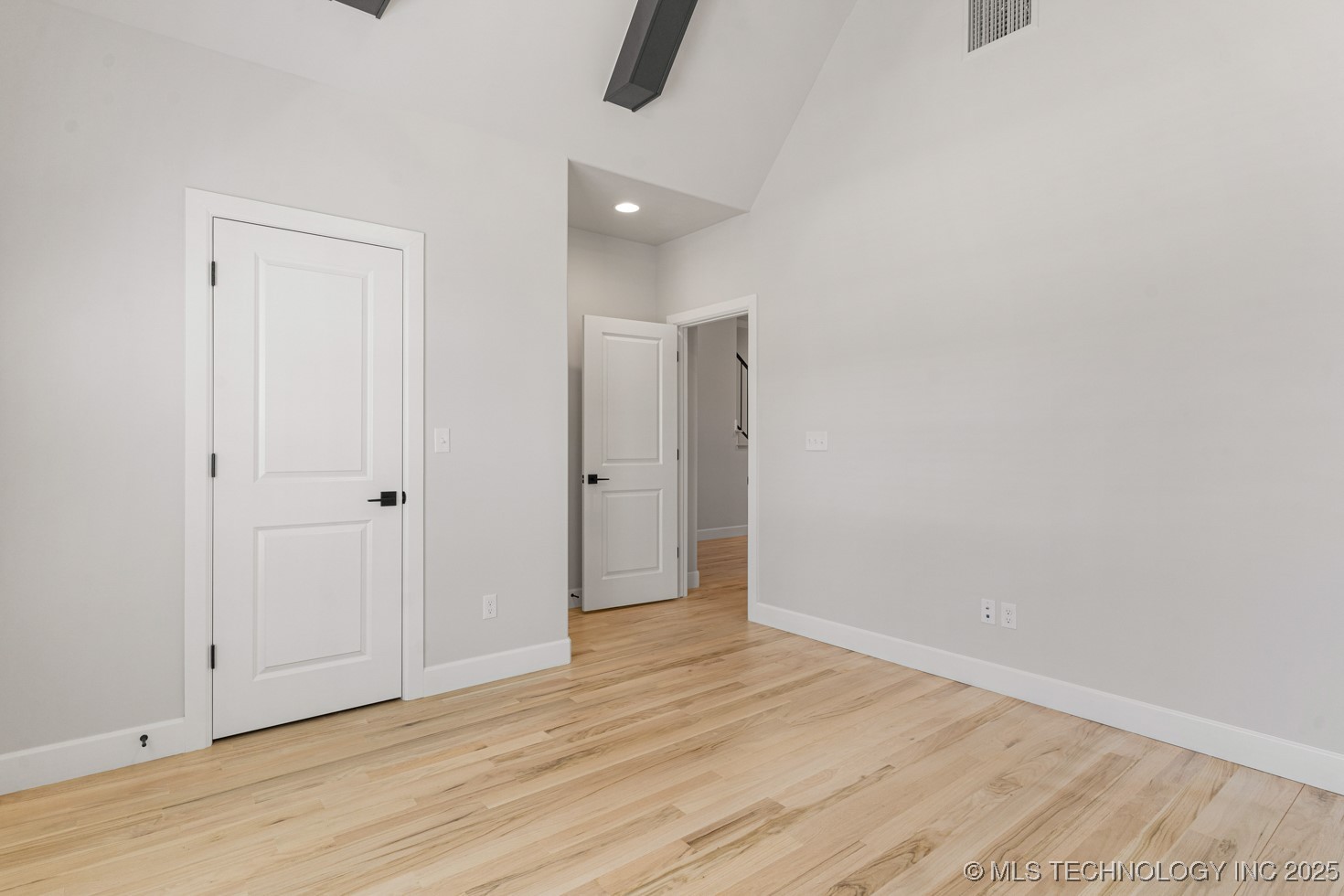 12714 S Irvington Avenue Property Photo 5