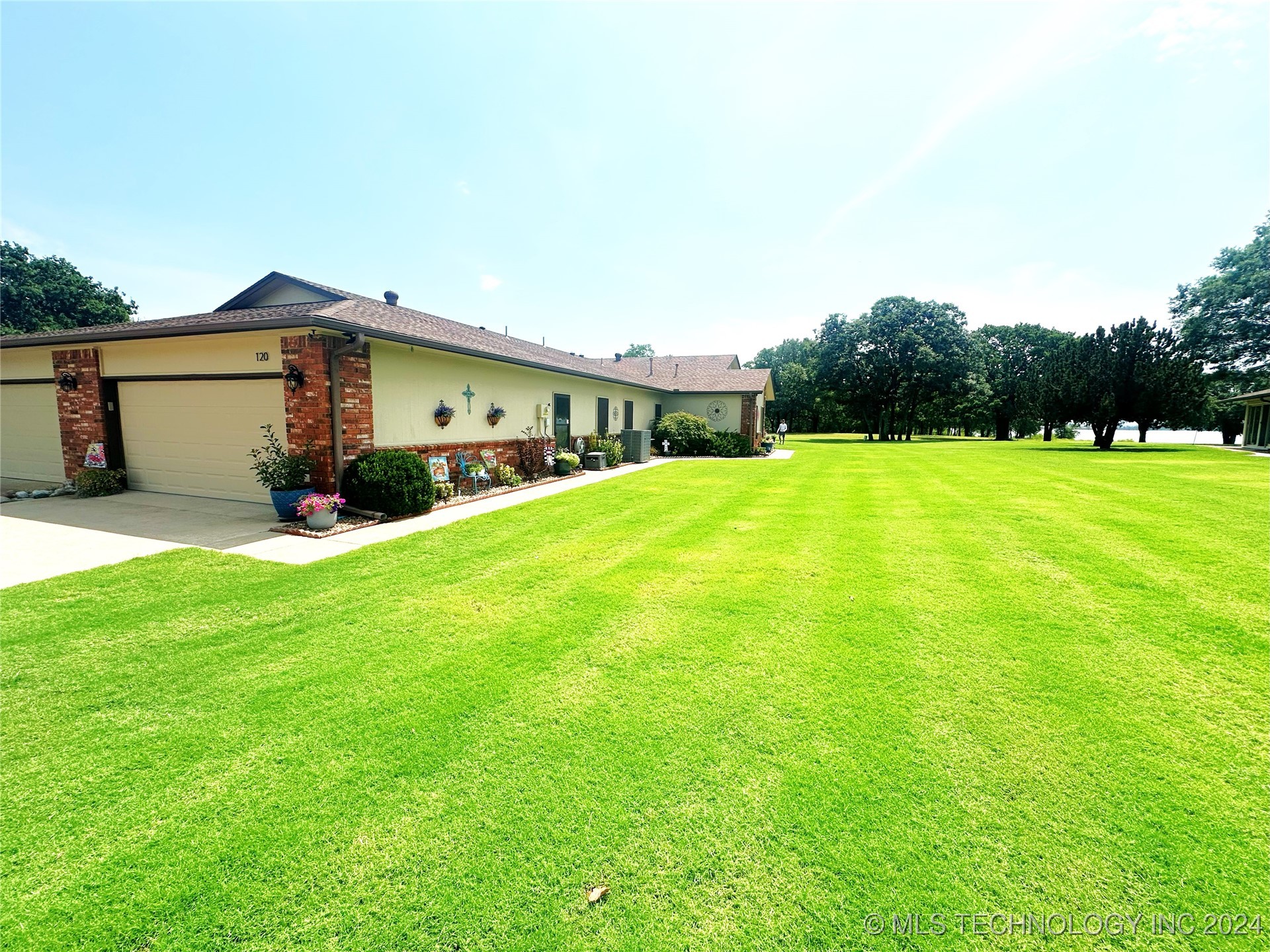 114585 S 4172 120 Property Photo 2
