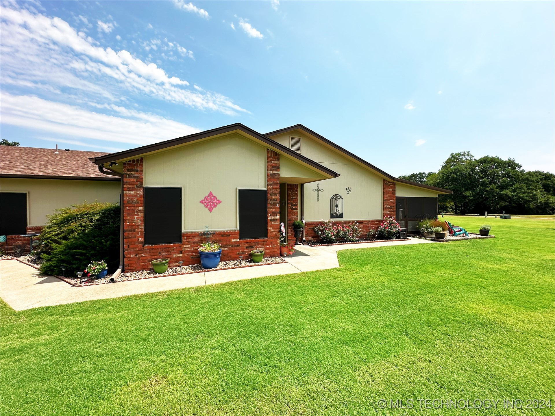 114585 S 4172 120 Property Photo 3