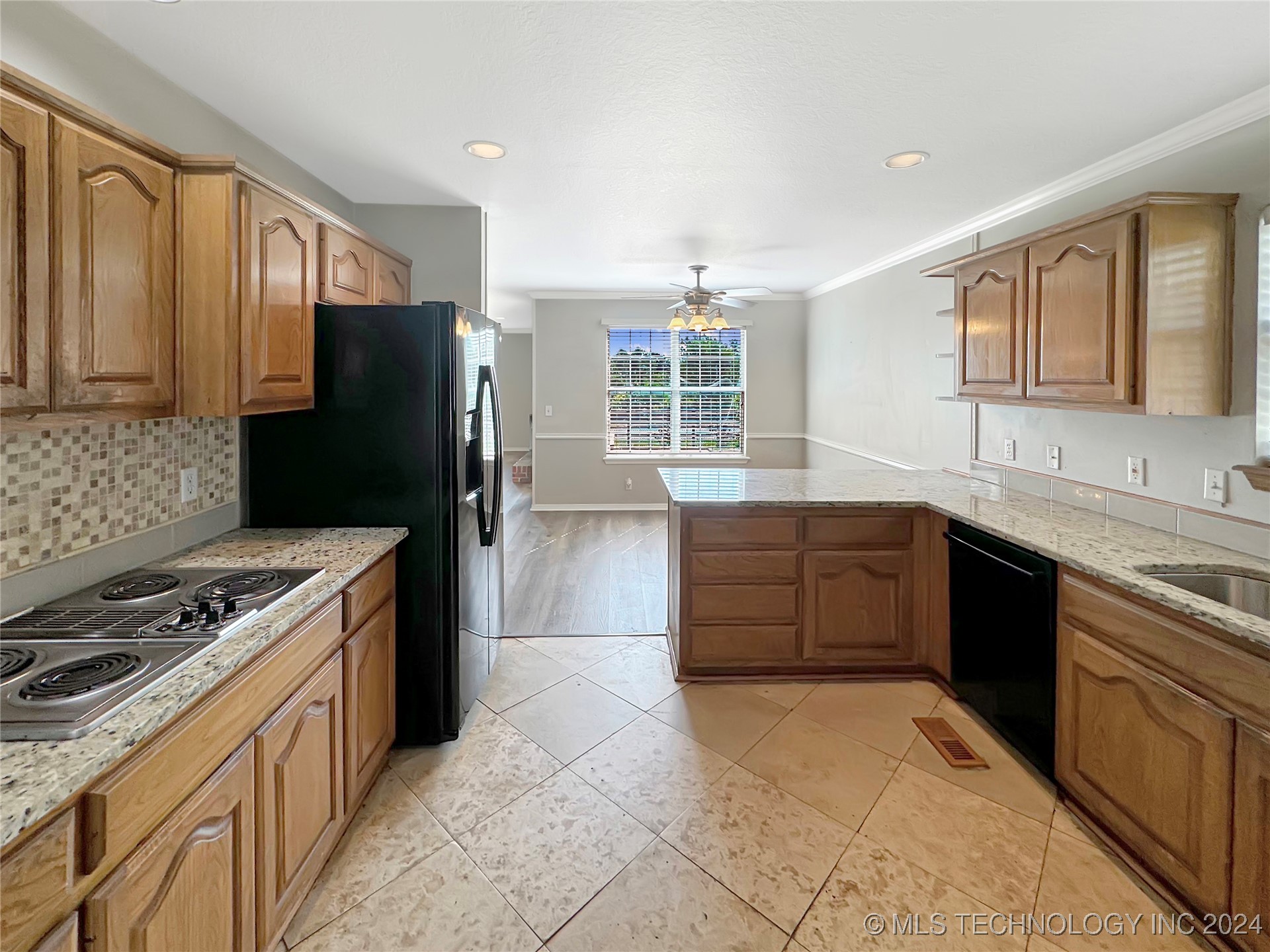9201 S Hudson Avenue Property Photo 6