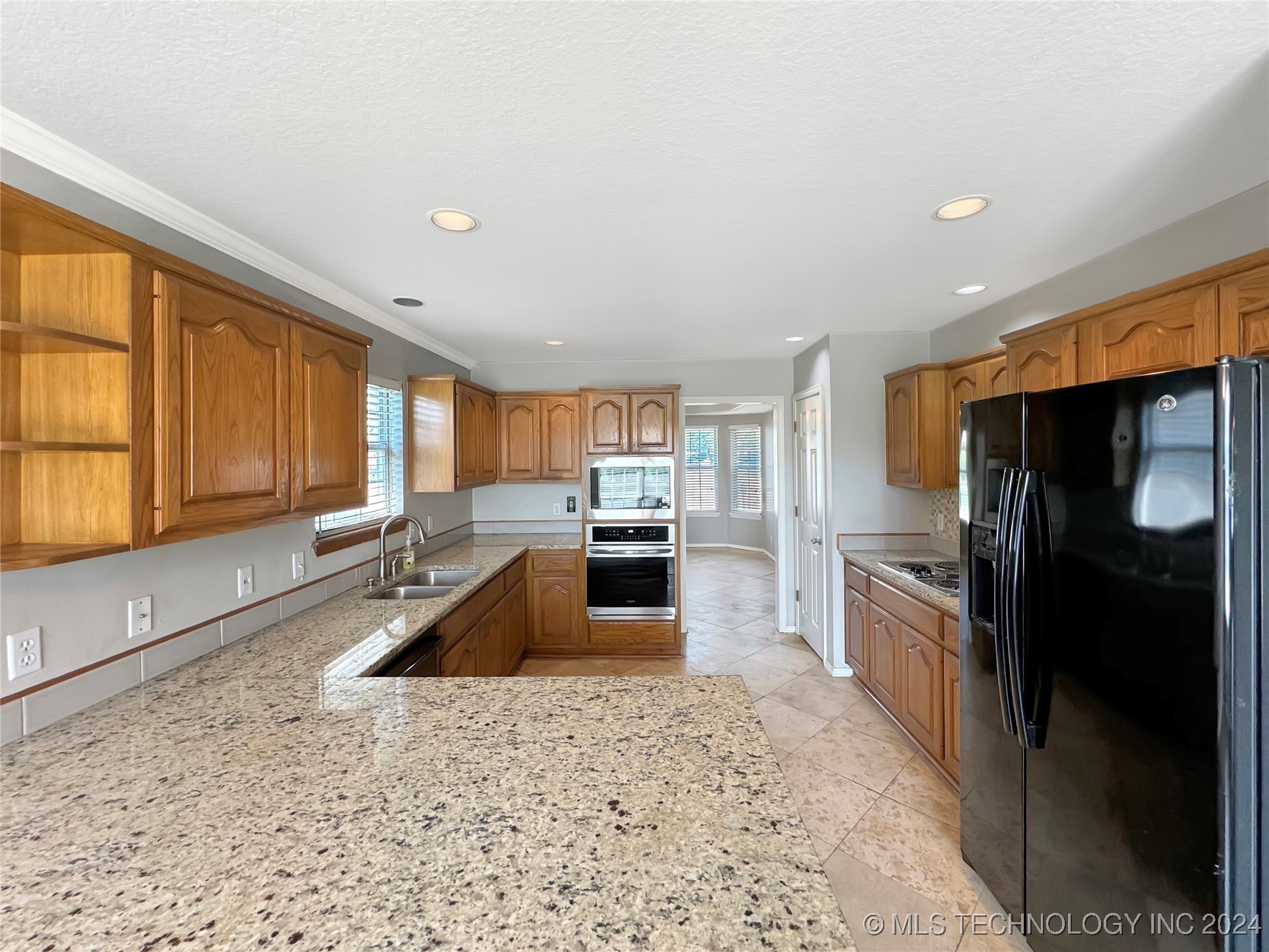 9201 S Hudson Avenue Property Photo 8