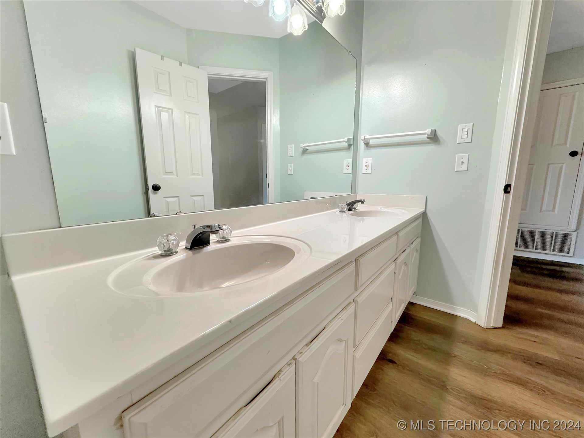 9201 S Hudson Avenue Property Photo 32