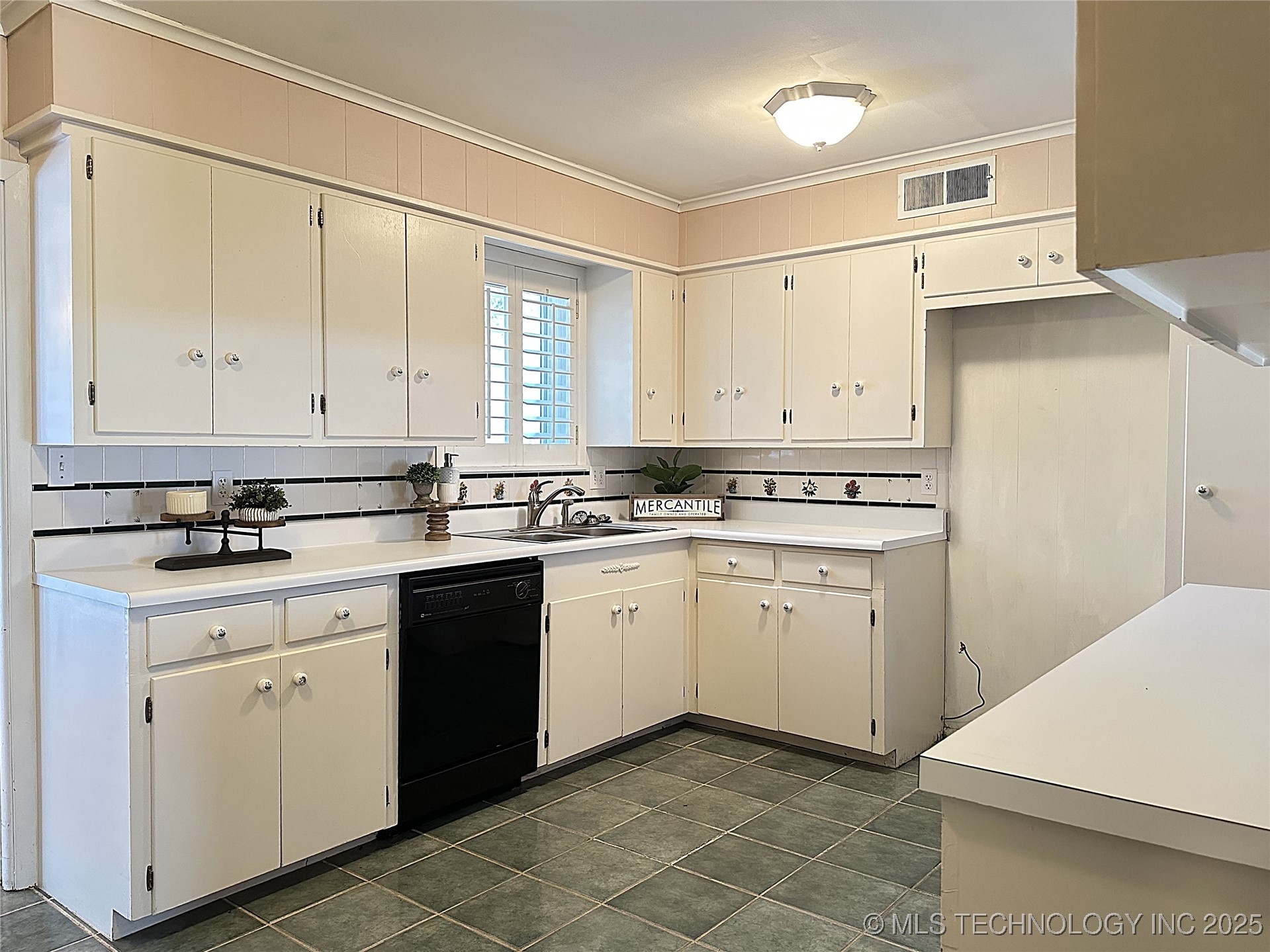 814 Pershing E Property Photo 9