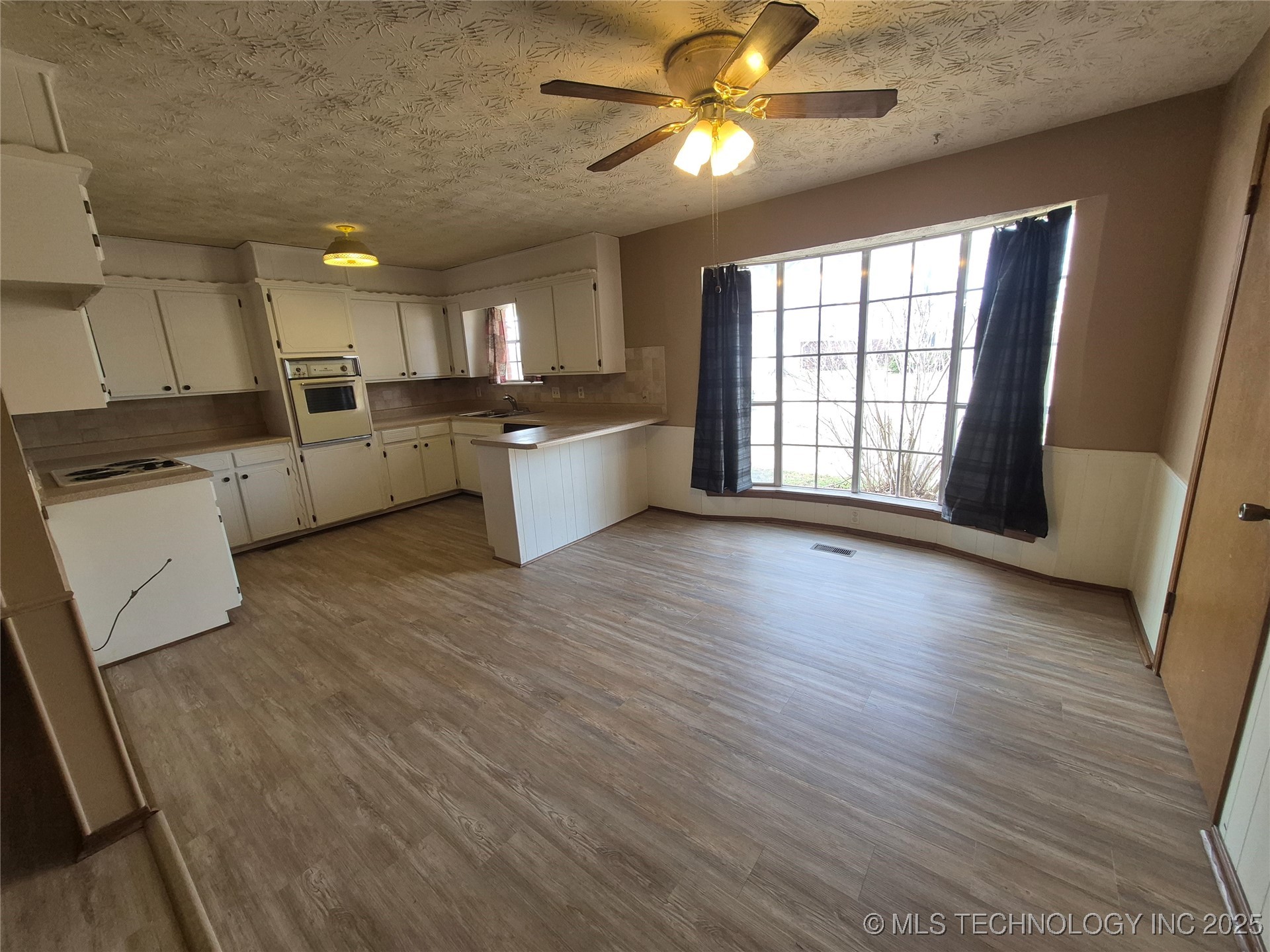 412 Cobblestone Court Property Photo 4