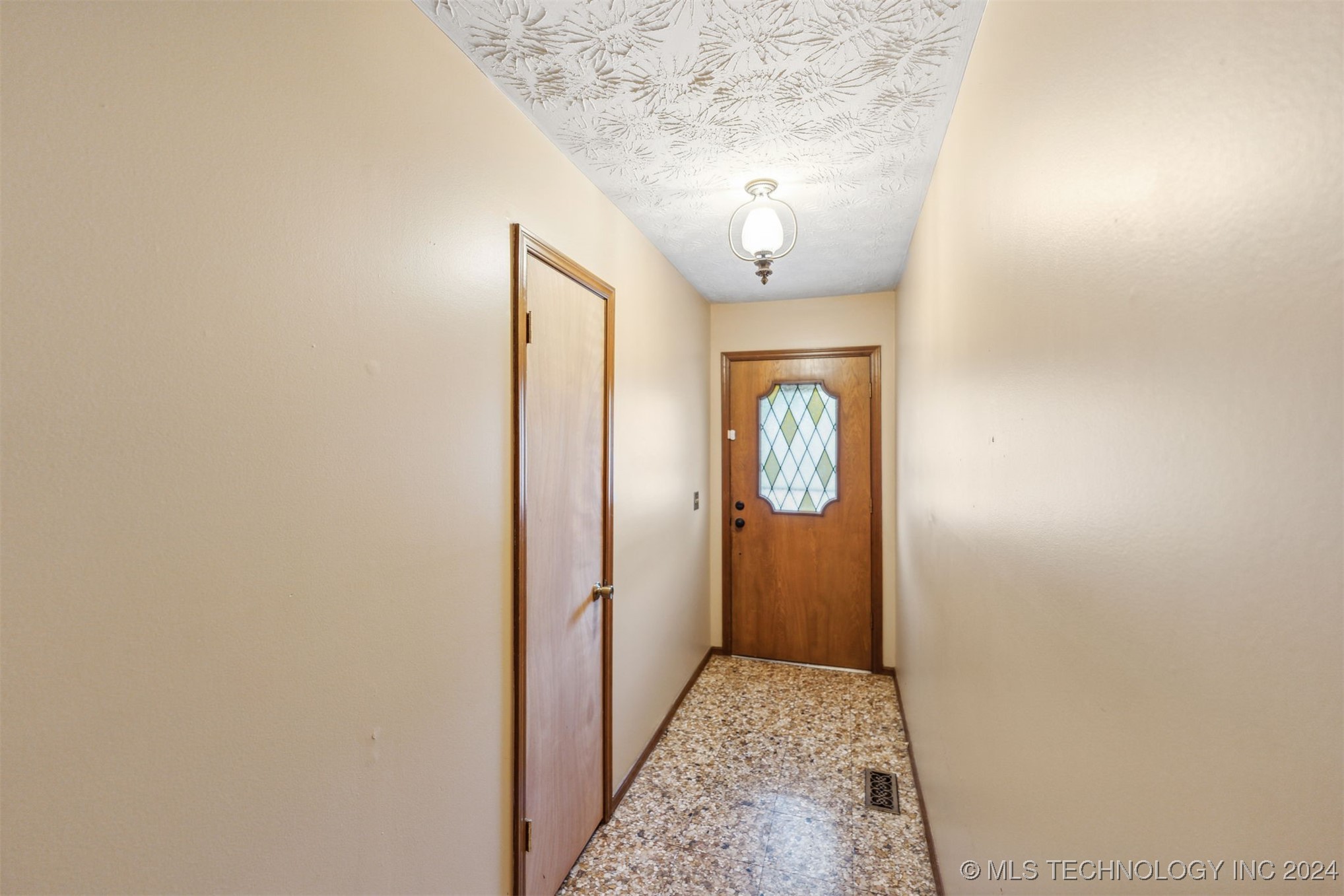 412 Cobblestone Court Property Photo 9
