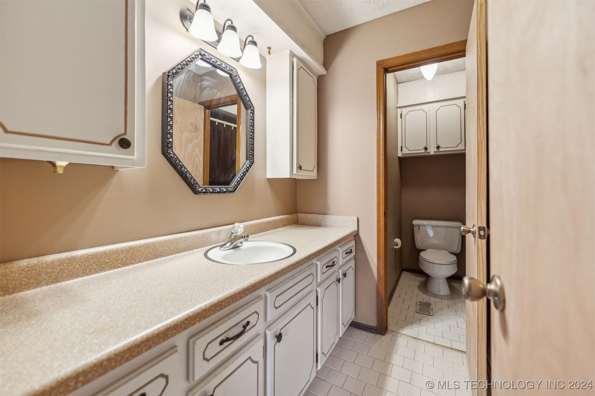 412 Cobblestone Court Property Photo 14