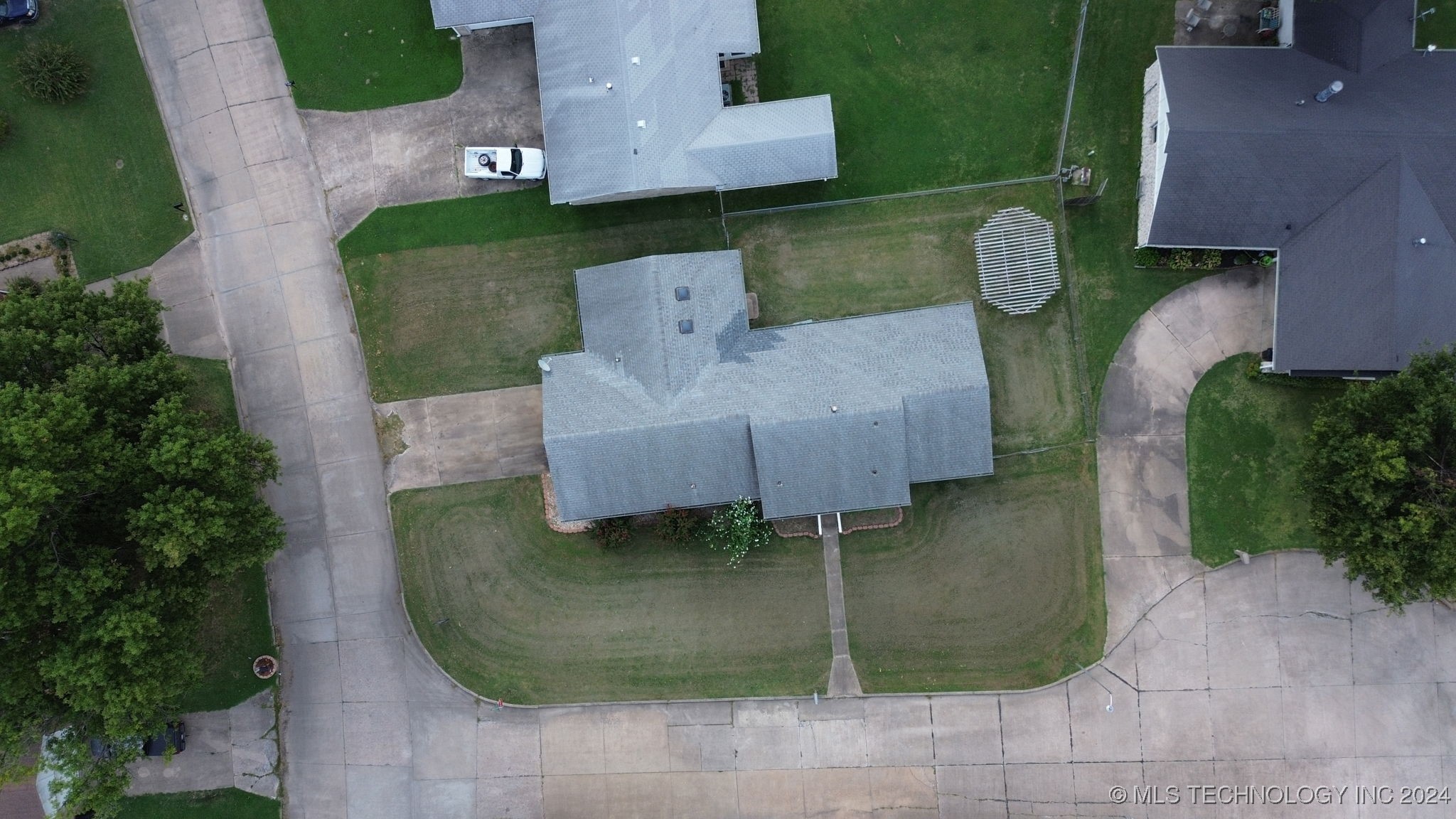 412 Cobblestone Court Property Photo 24
