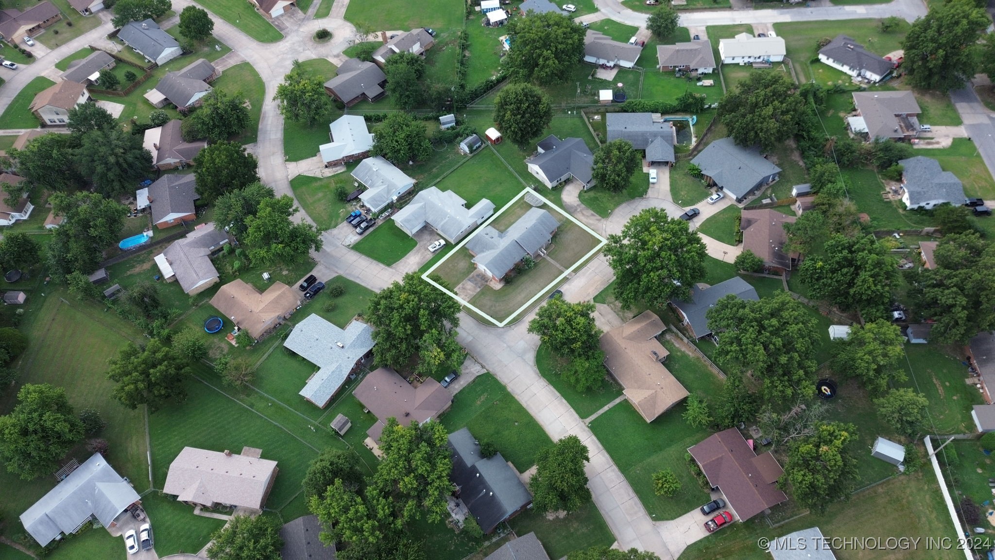 412 Cobblestone Court Property Photo 26