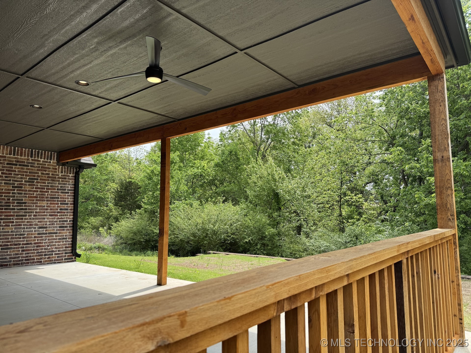 807 E Jacksonville Street Property Photo 2