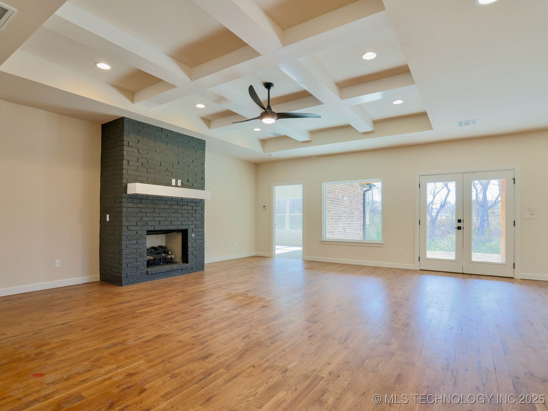 807 E Jacksonville Street Property Photo 4