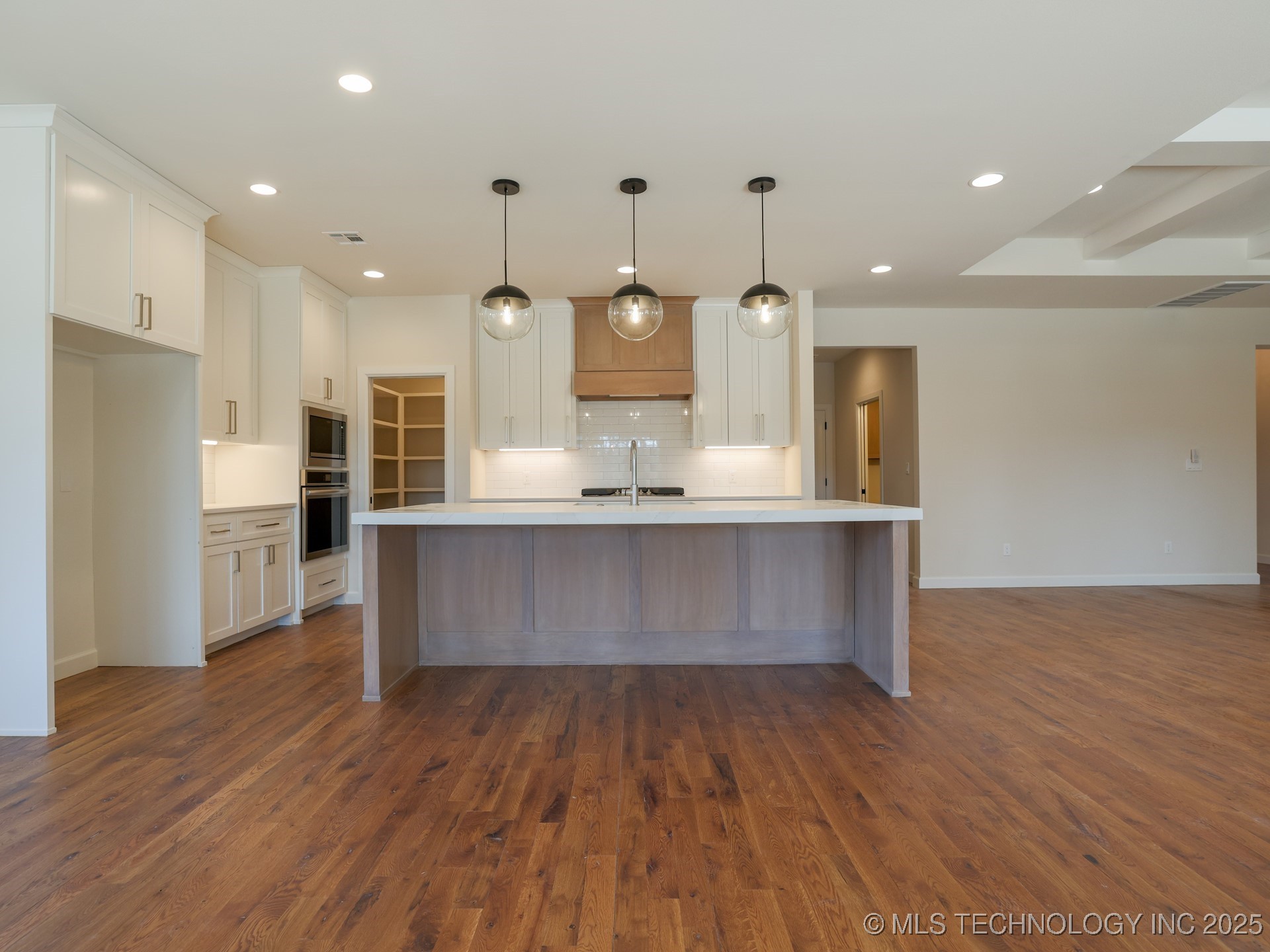 807 E Jacksonville Street Property Photo 8