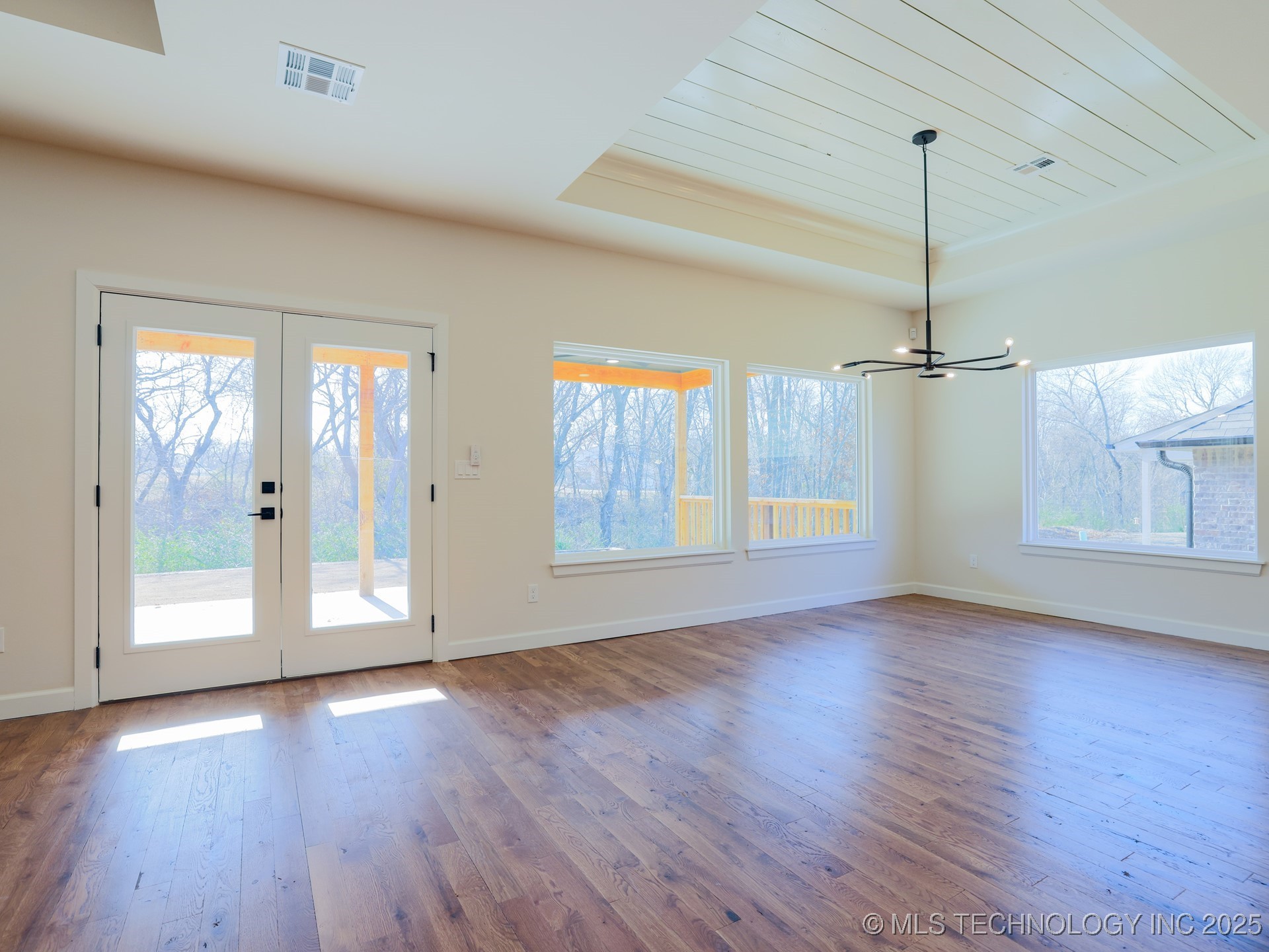 807 E Jacksonville Street Property Photo 9