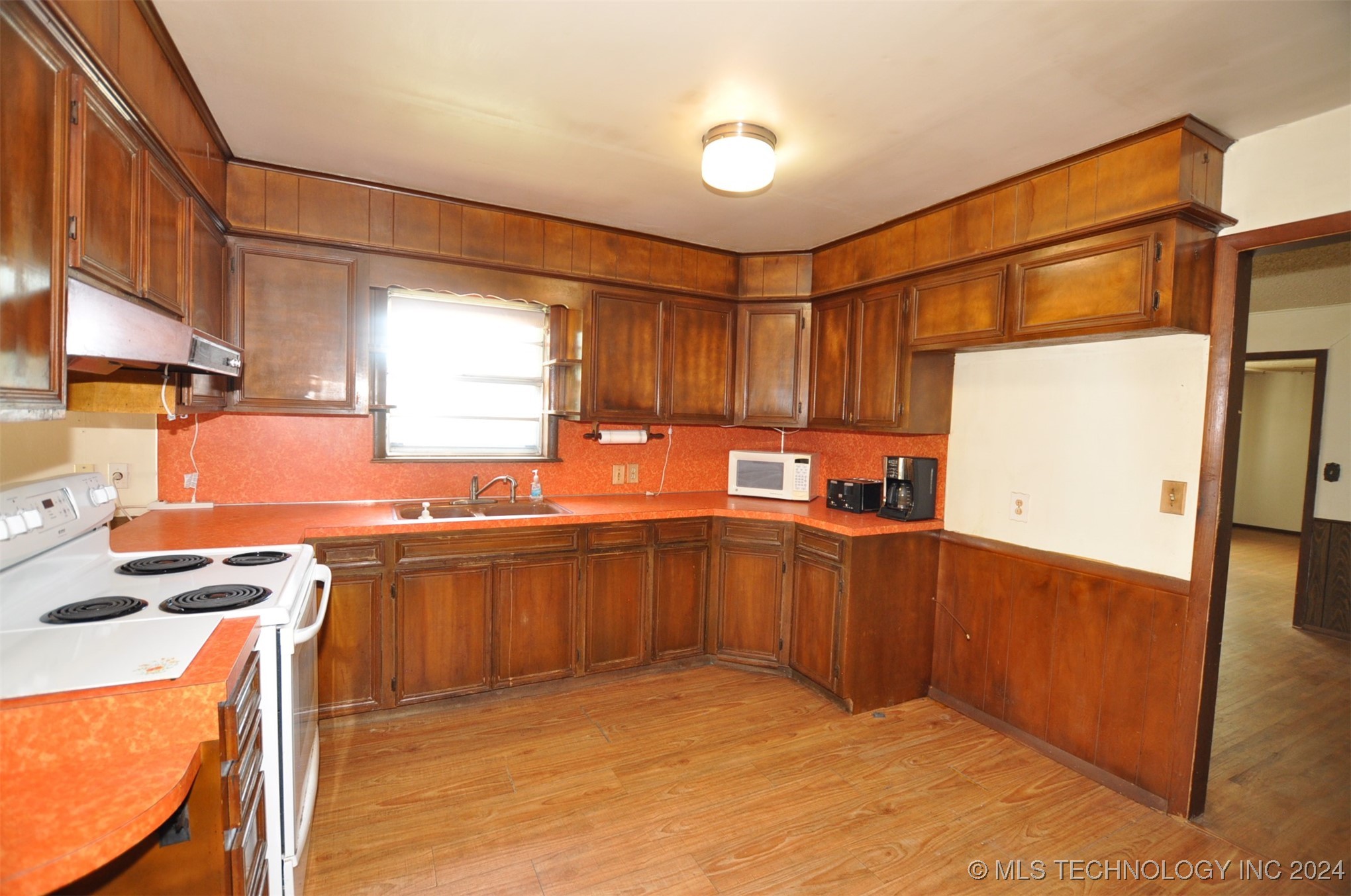 15702 E King Street Property Photo 3