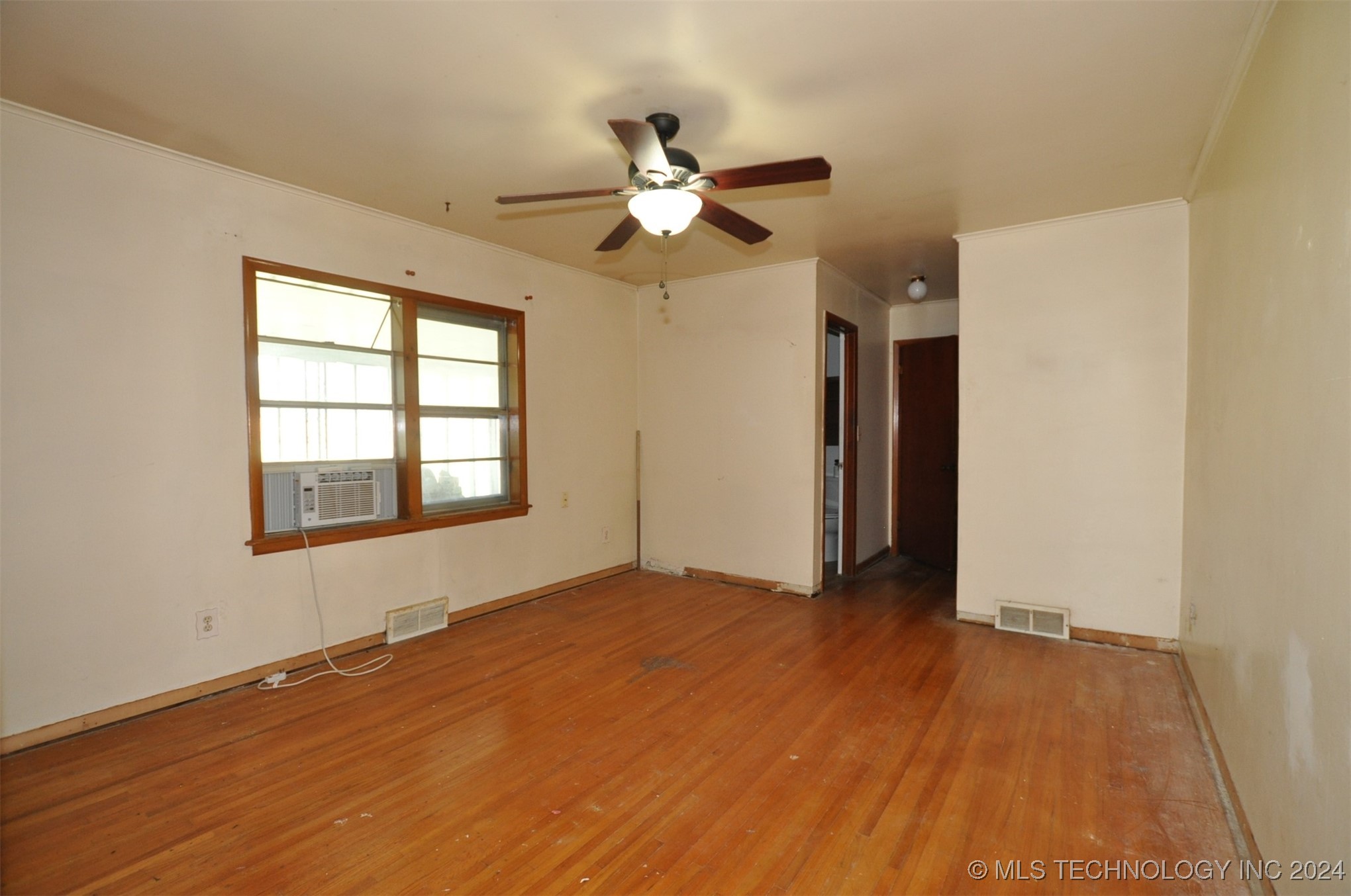 15702 E King Street Property Photo 4