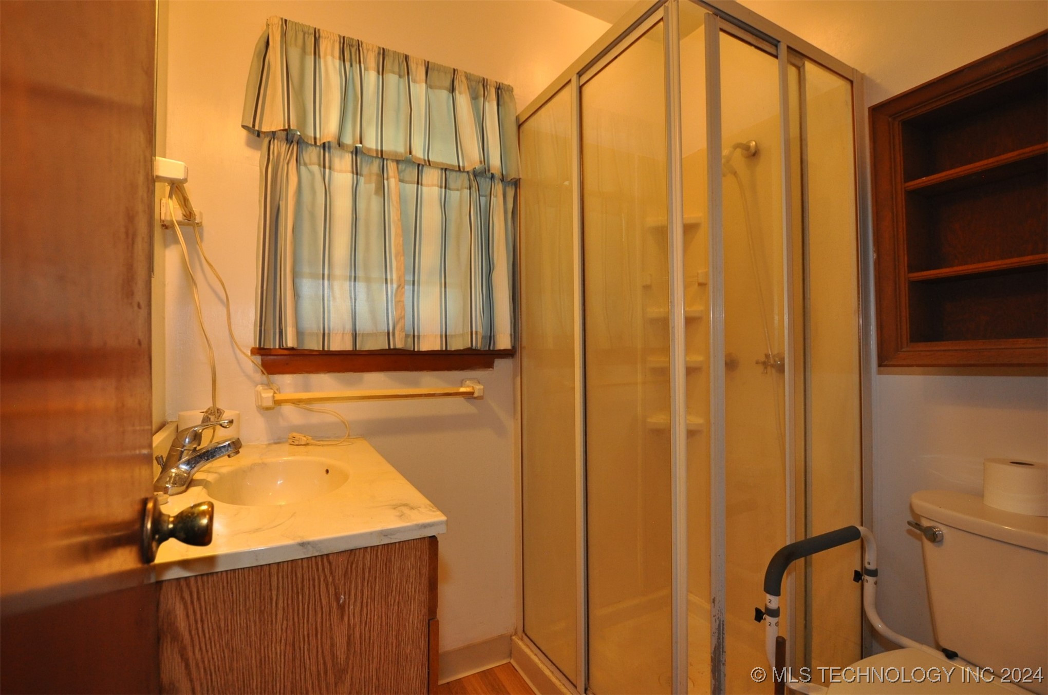 15702 E King Street Property Photo 6