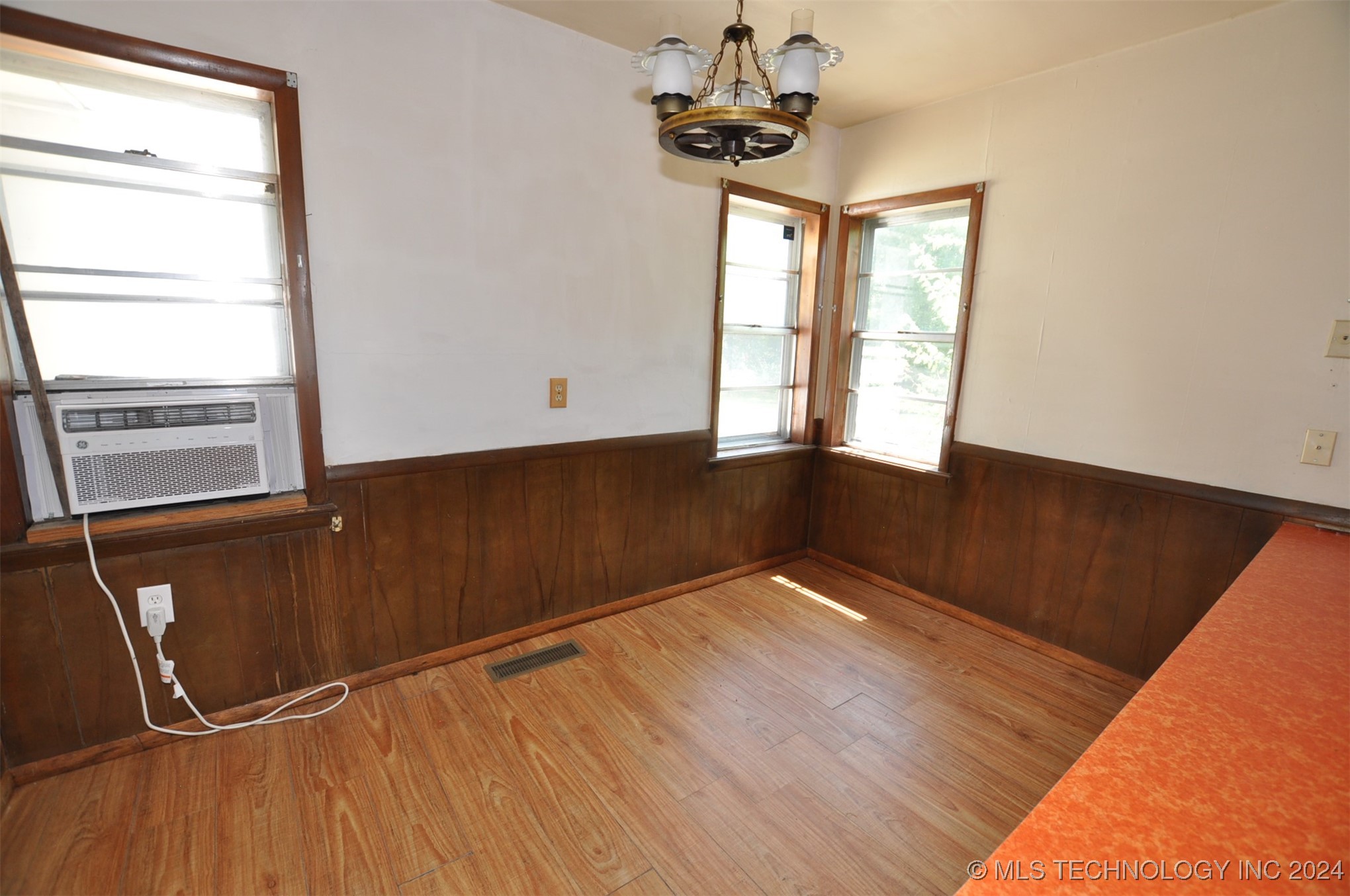 15702 E King Street Property Photo 7