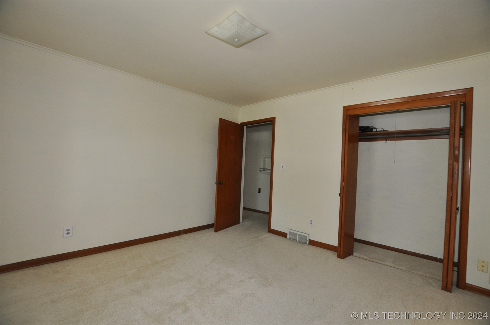 15702 E King Street Property Photo 10