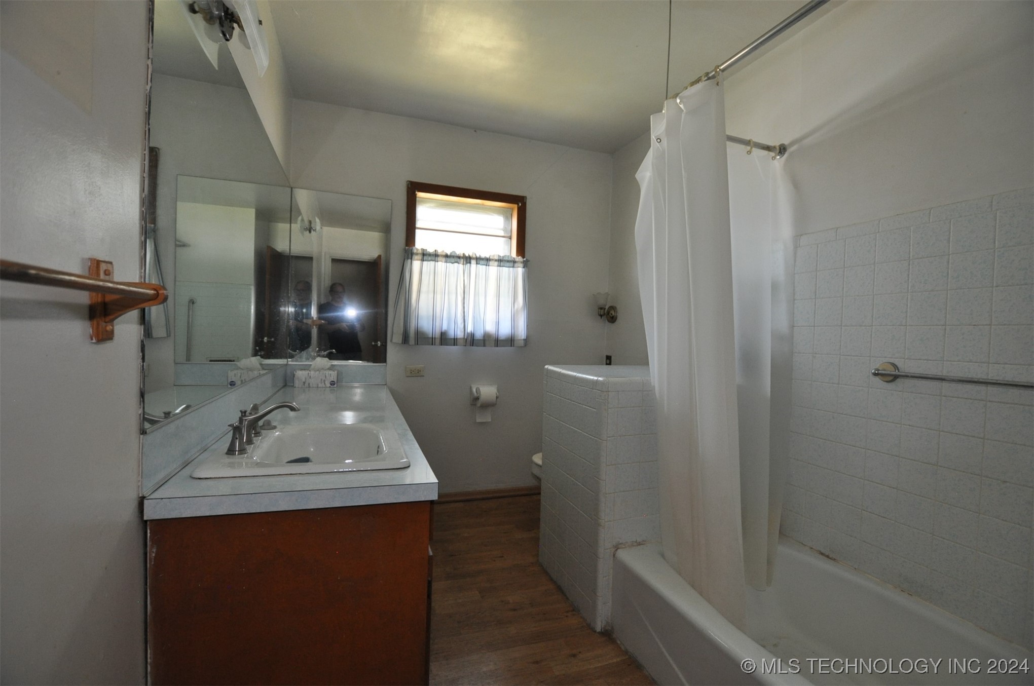 15702 E King Street Property Photo 11