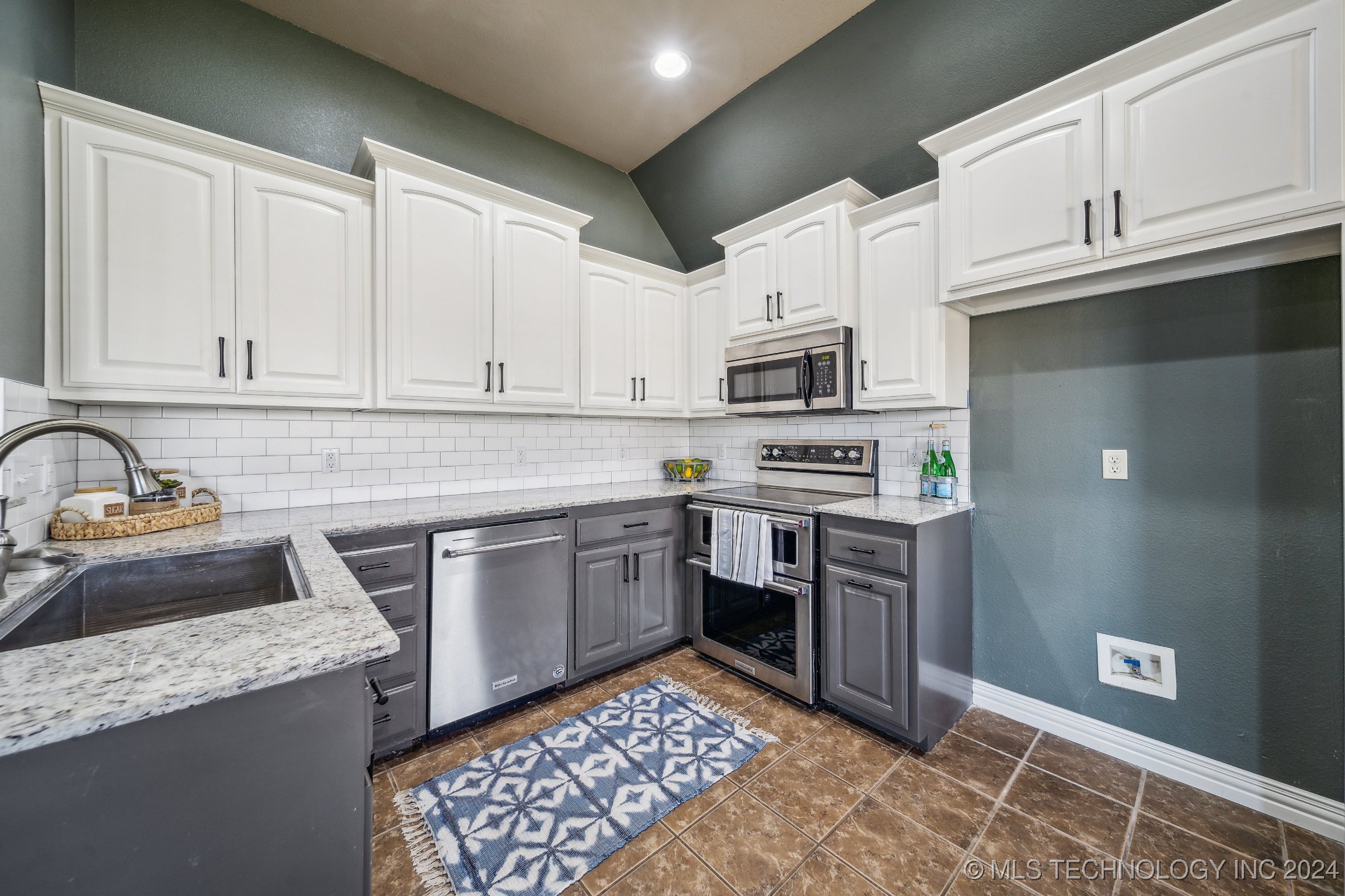 15610 S College Avenue Property Photo 11