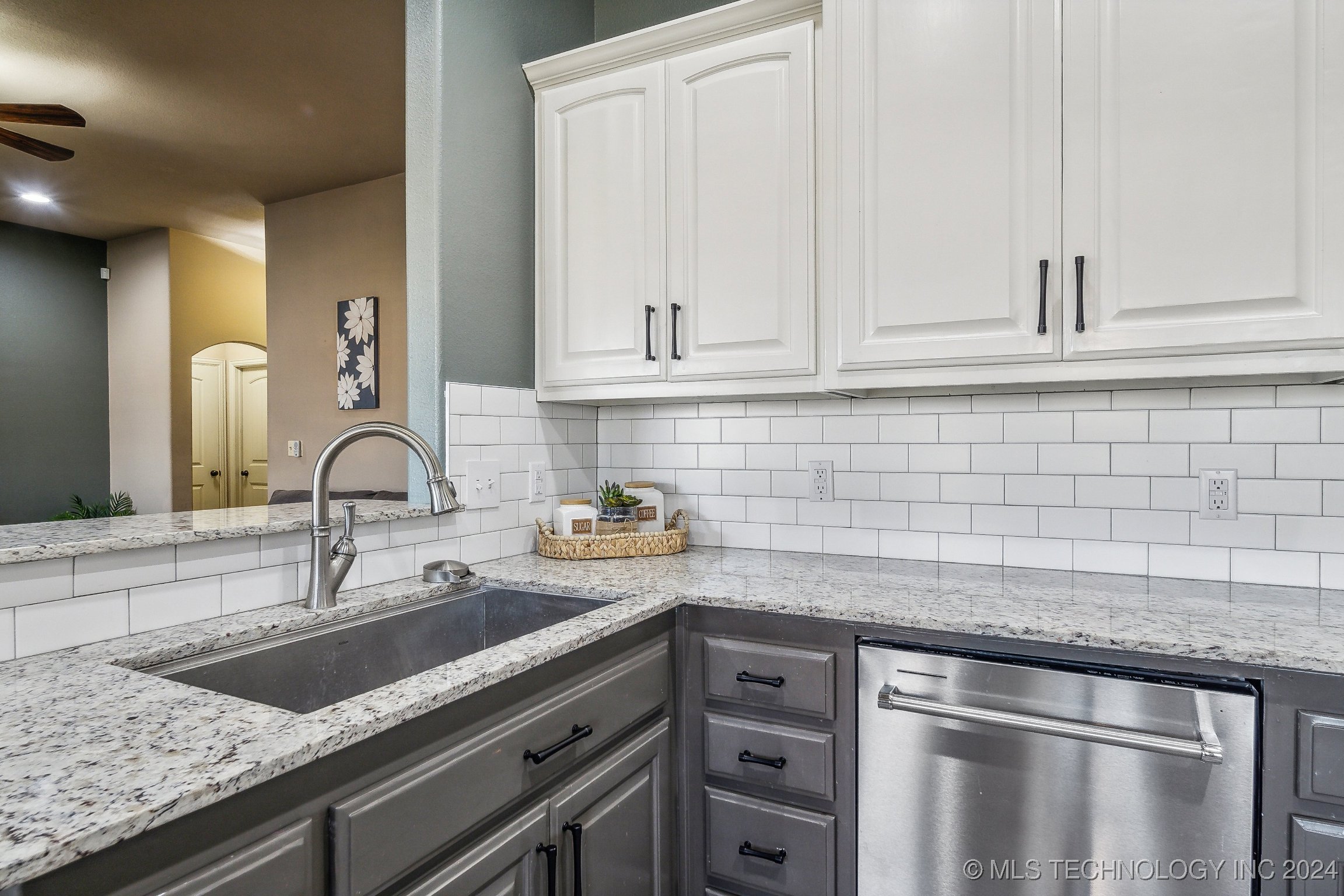 15610 S College Avenue Property Photo 13