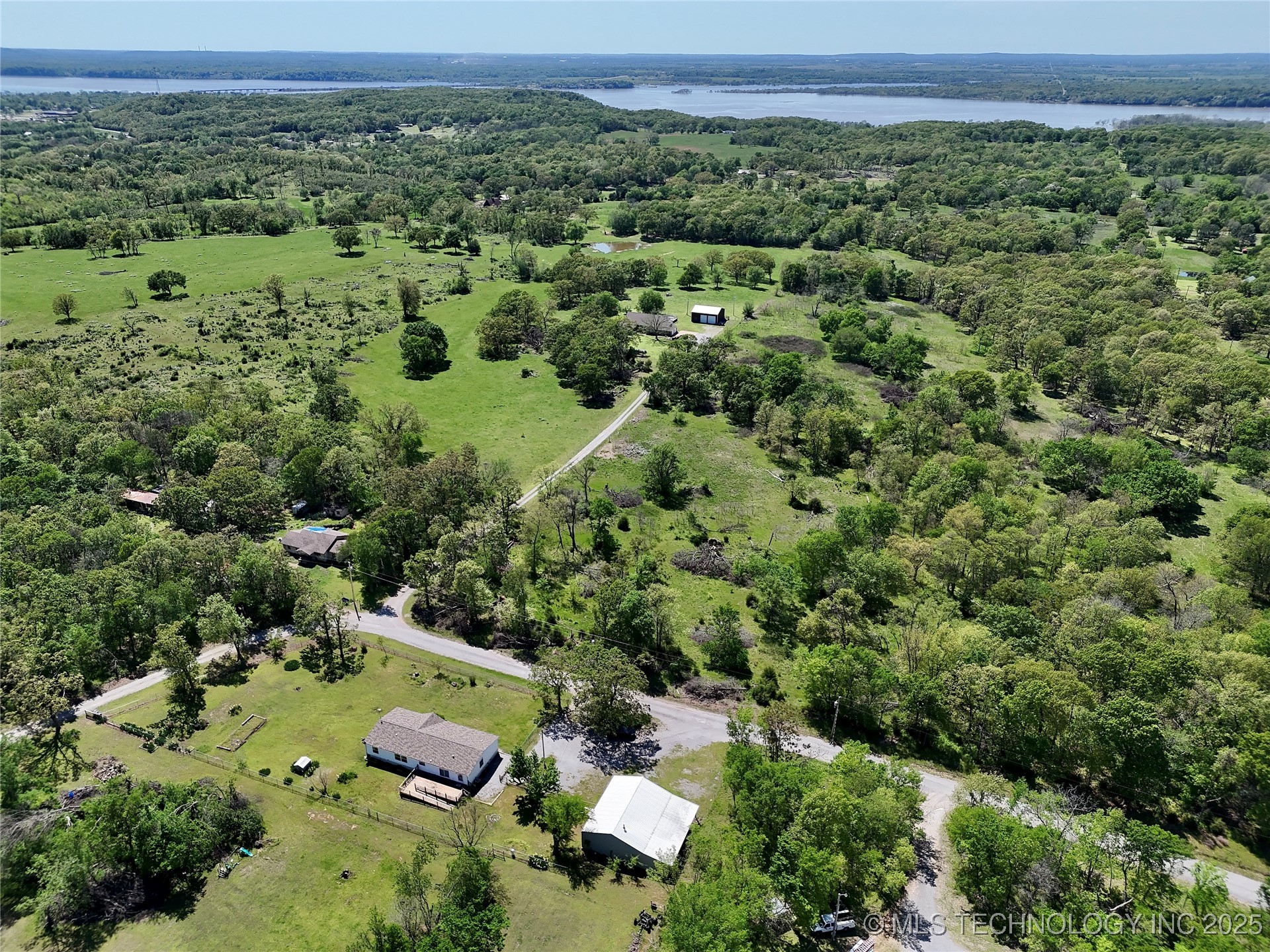 908 S 479 Road Property Photo 4