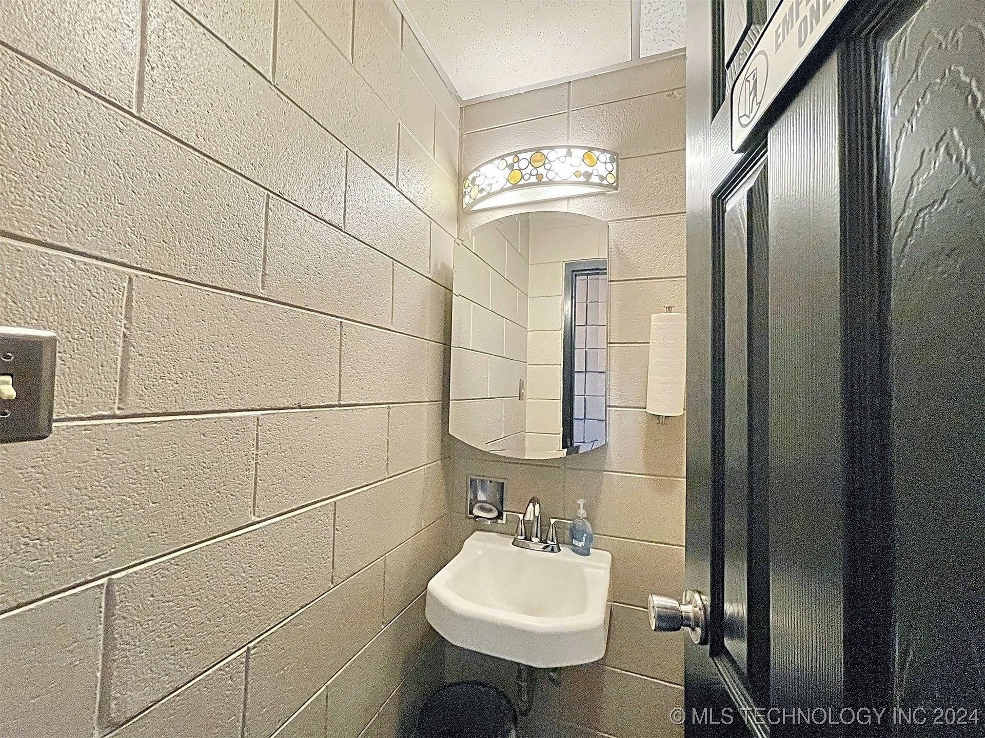 1001 W Broadway Street Property Photo 11
