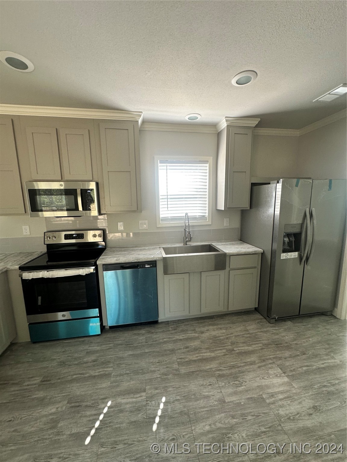 411 W Beech Street Property Photo 6