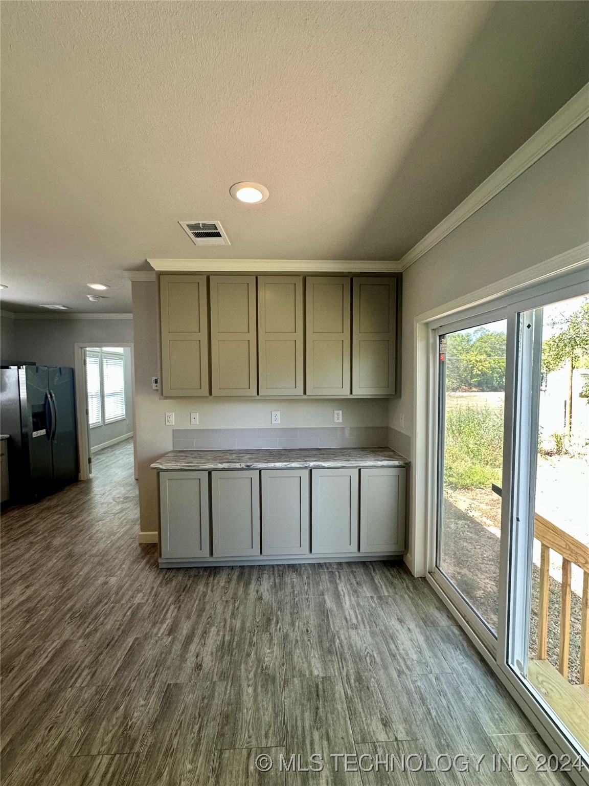 411 W Beech Street Property Photo 15