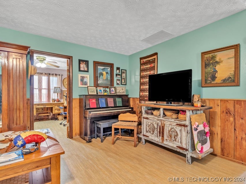 438122 E 360 Road Property Photo 11