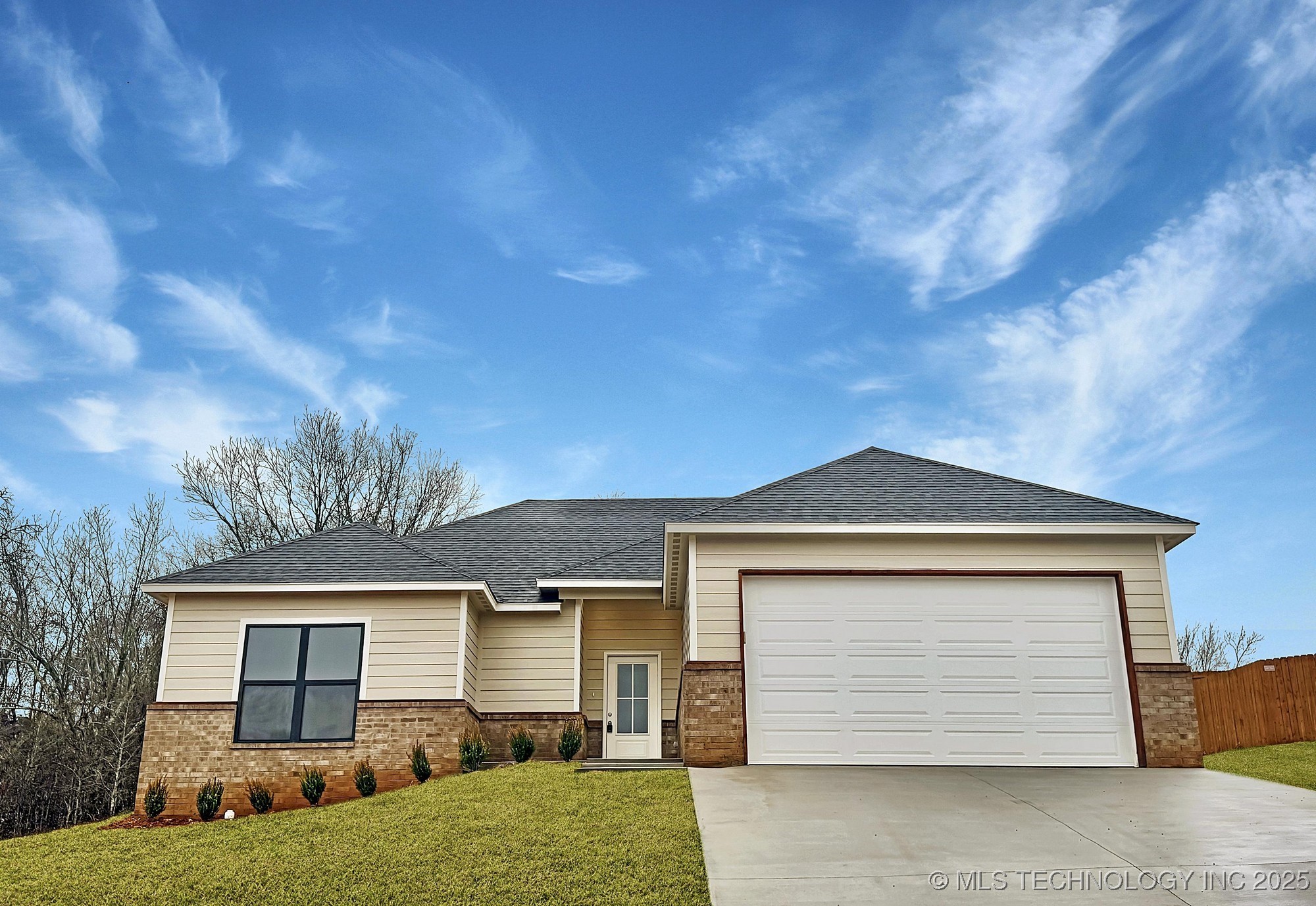 824 E Harlan Drive Property Photo 1