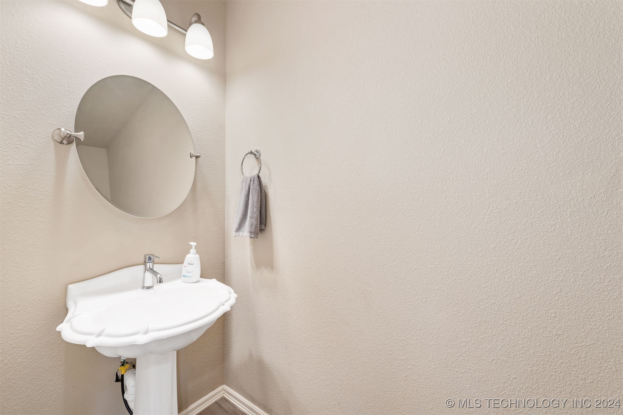 13115 S 92 East Avenue Property Photo 8