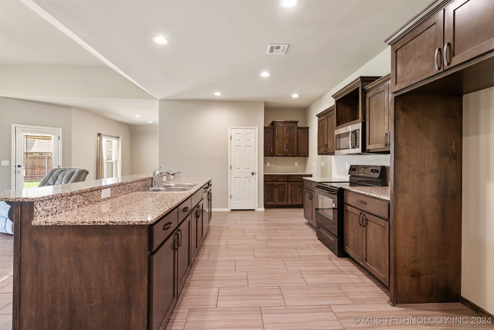 13115 S 92 East Avenue Property Photo 12