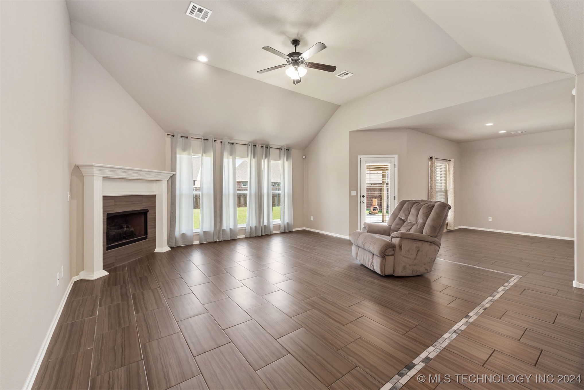 13115 S 92 East Avenue Property Photo 14