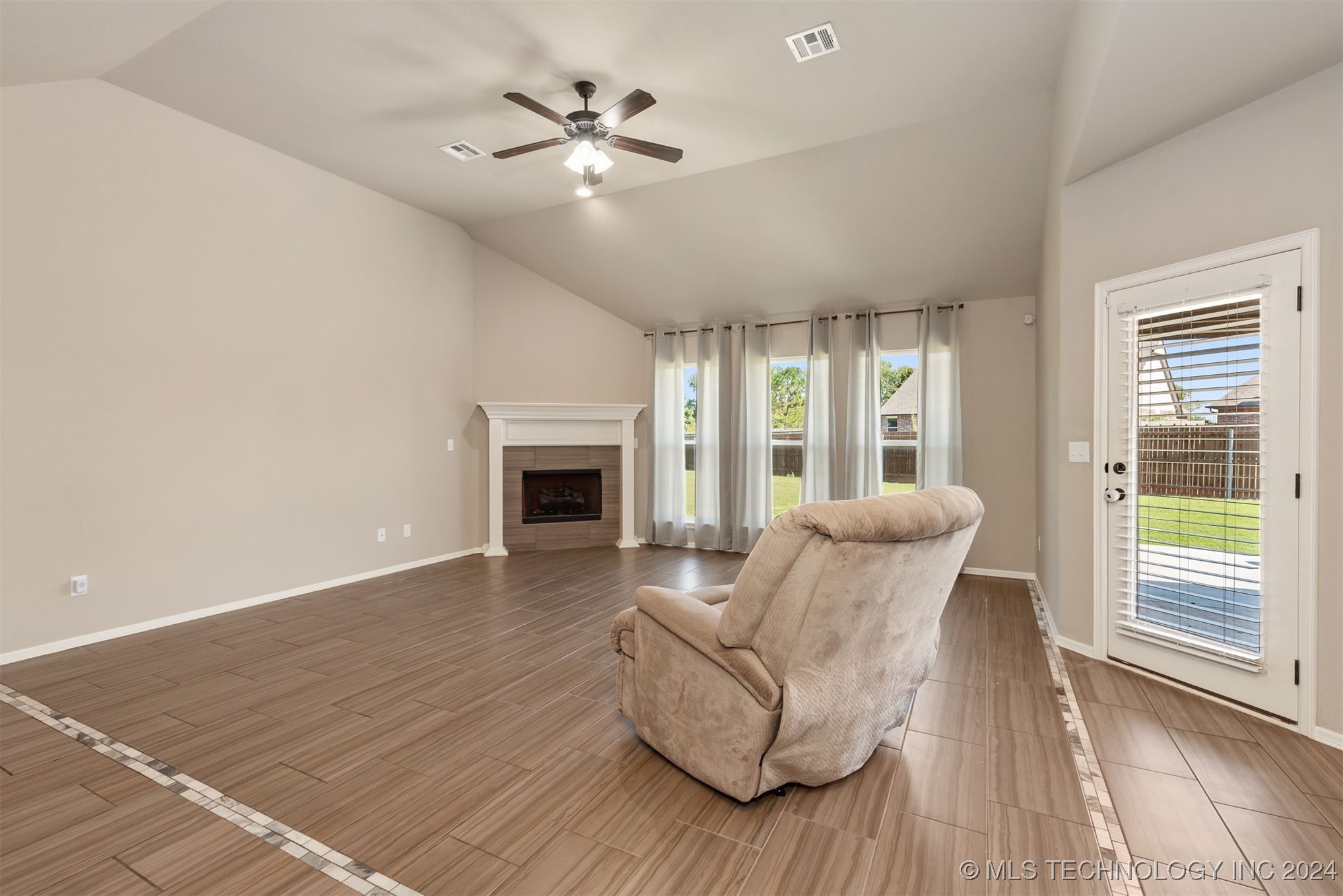 13115 S 92 East Avenue Property Photo 16