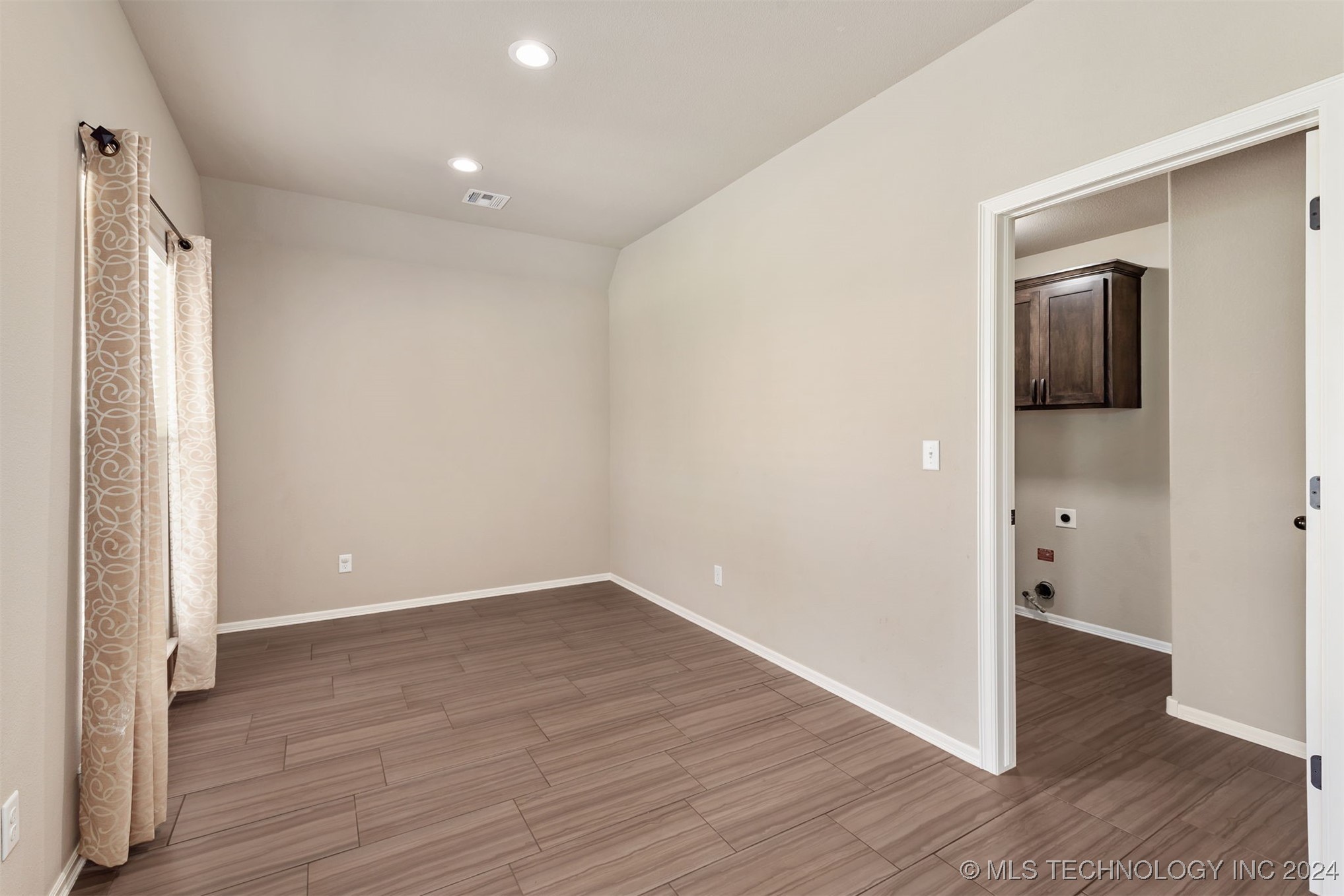 13115 S 92 East Avenue Property Photo 17