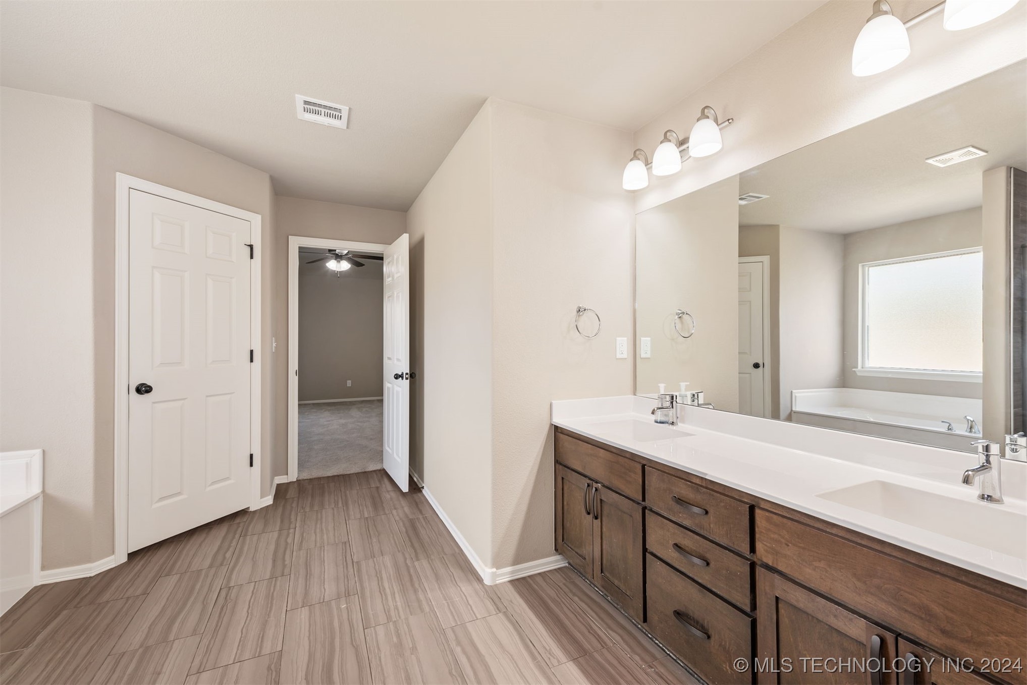 13115 S 92 East Avenue Property Photo 22